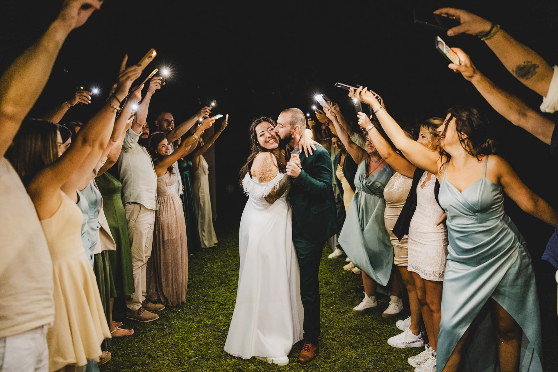 Емоционална сватбена целувка под светлините на гостите в хотел Света Анастасия, Бургас.