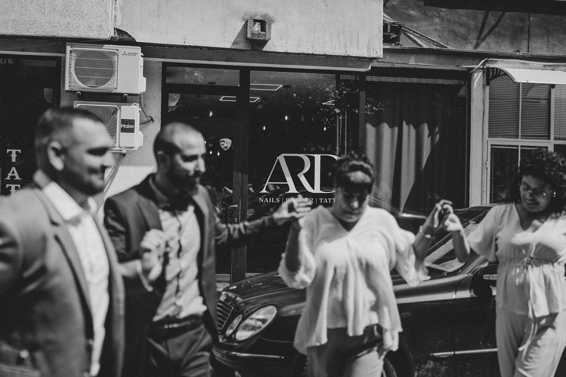 Традицията е спазена! Импровизирано сватбено хоро пред барбер студиото за настроение.