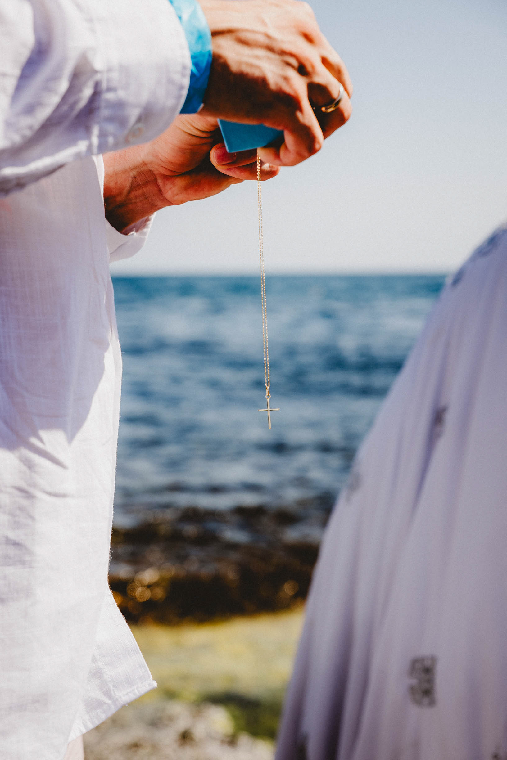 Освещаване на златно кръстче във водите на Царево снимано от фотограф за кръщене