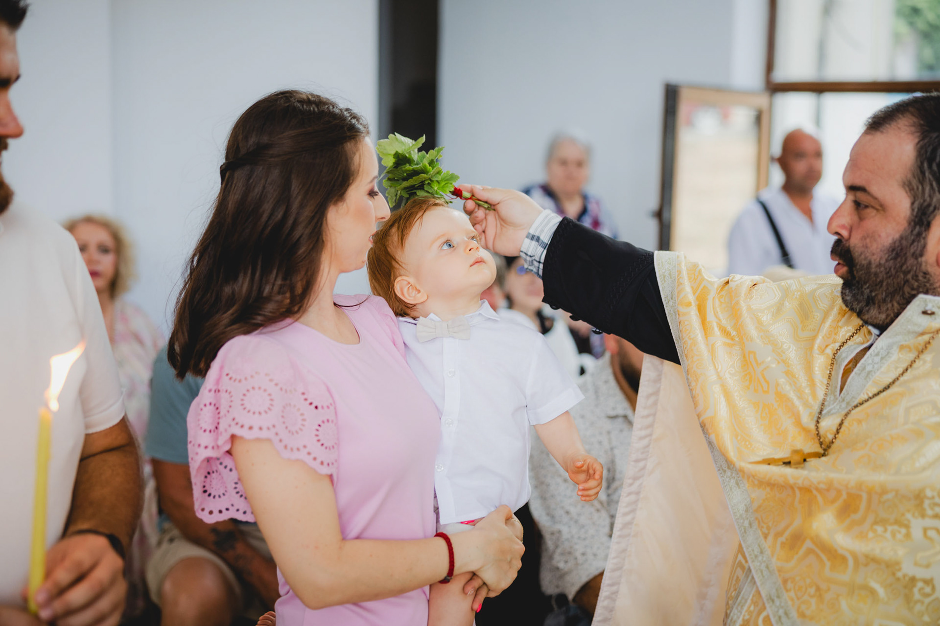 Фотограф кръщене в Ахтопол - момент на освещение