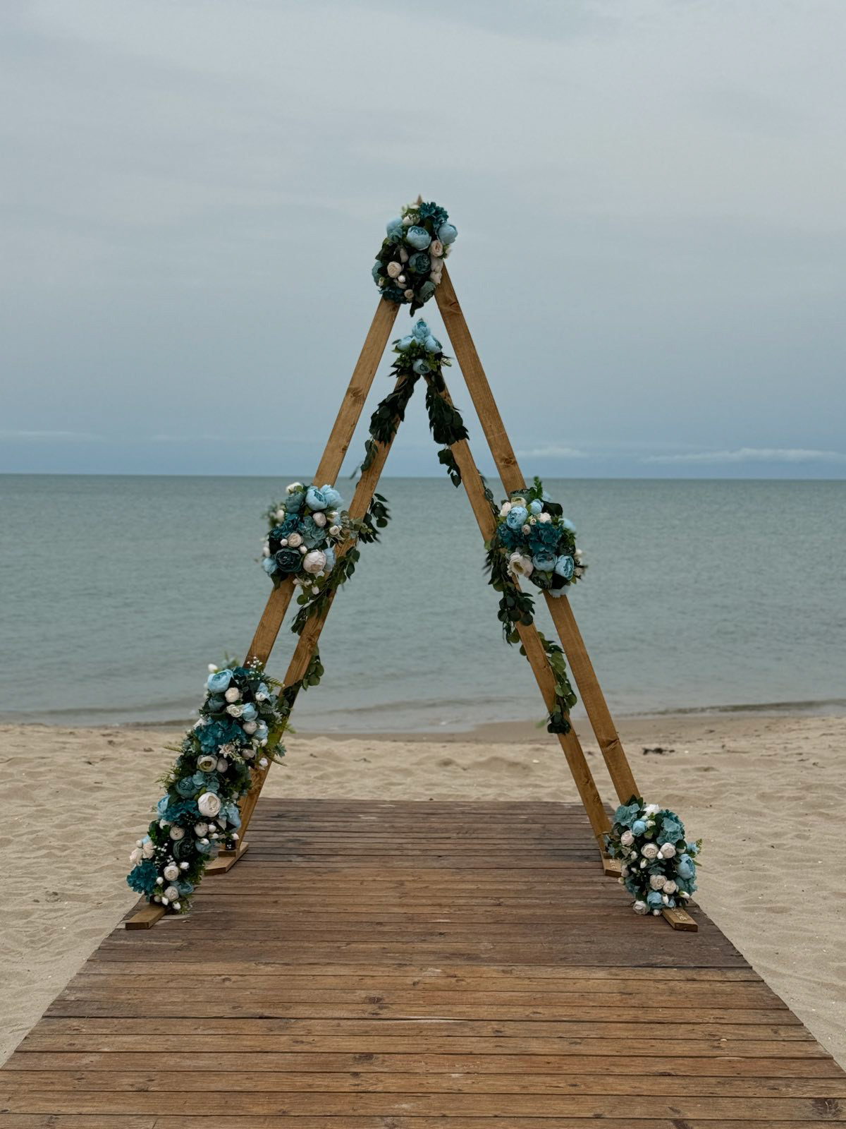 Двойна триъгълна сватбена арка в бохо стил на плажа във Варна.