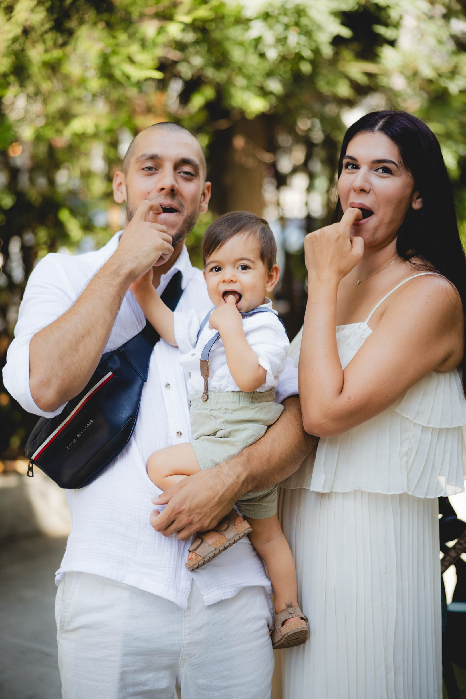 Фотосесия в двора на Храм „Света Богородица“ след ритуал