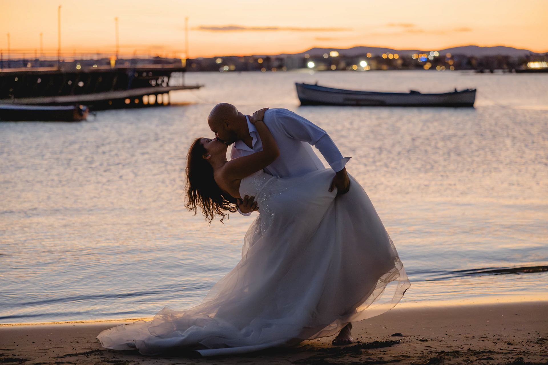 Романтична целувка между младоженци в Несебър