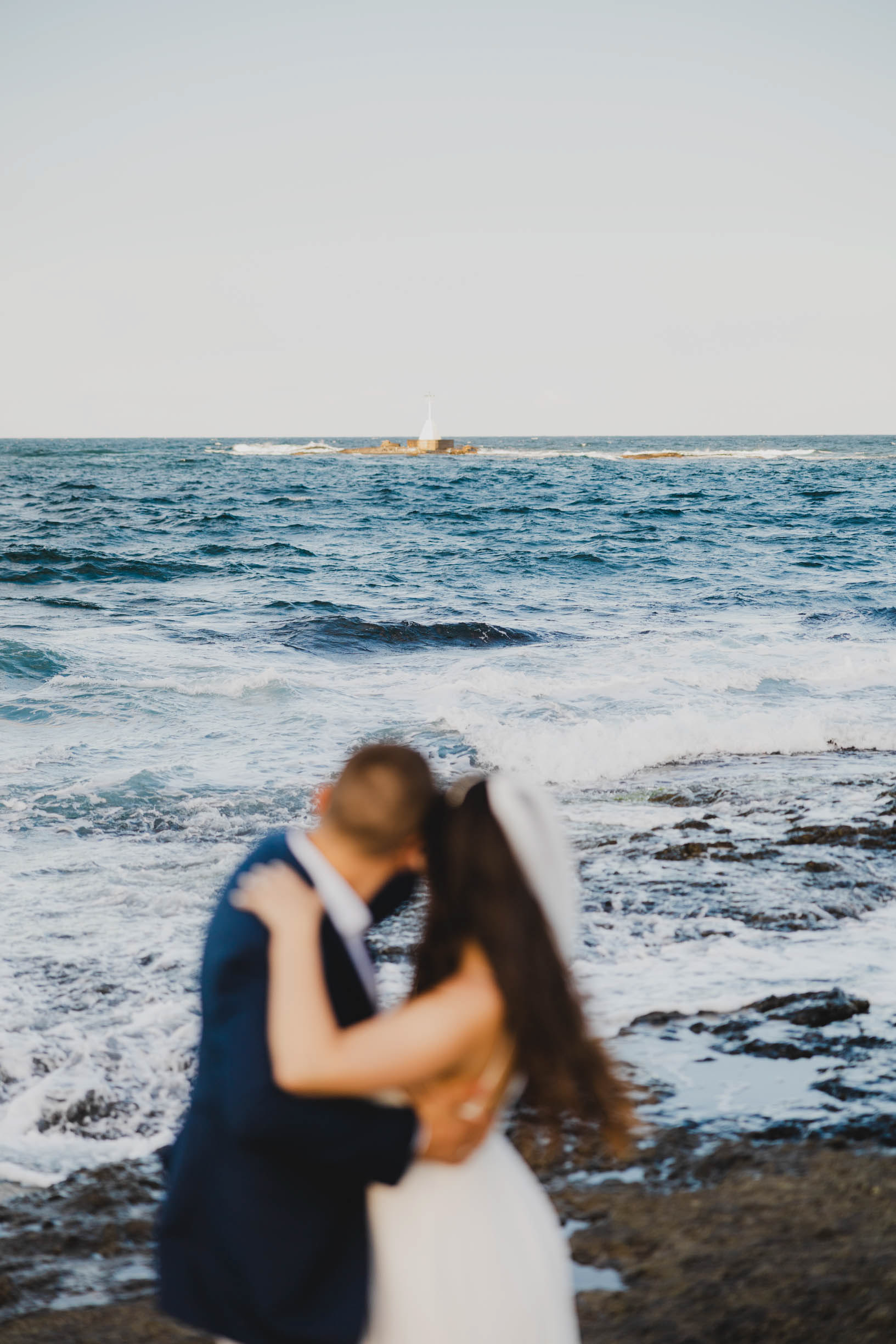 Фотосесия на скалите на фона на морския фар в Царево - сватбена фотография