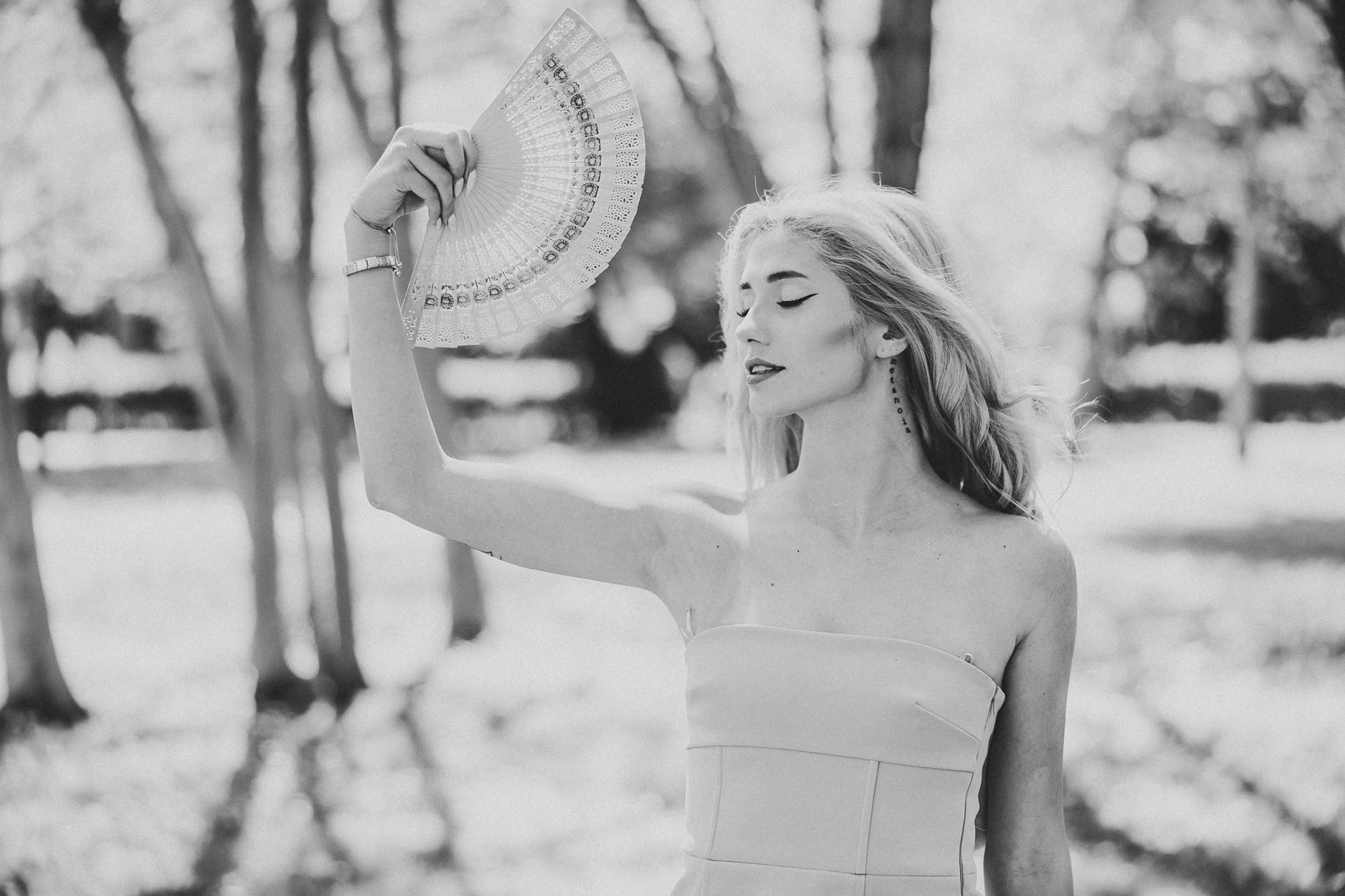 Черно-бяла фотография за абитуриентски бал.