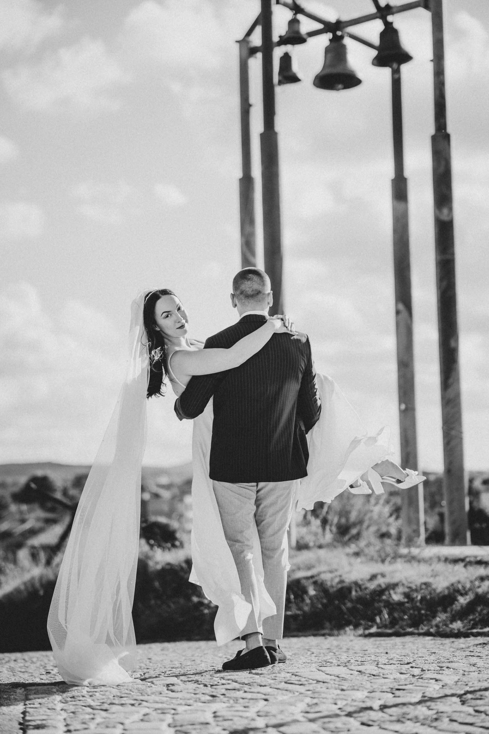 Сватбен камбанен звън развълнува чайките наоколо, след венчавката на Янимир и Стефи