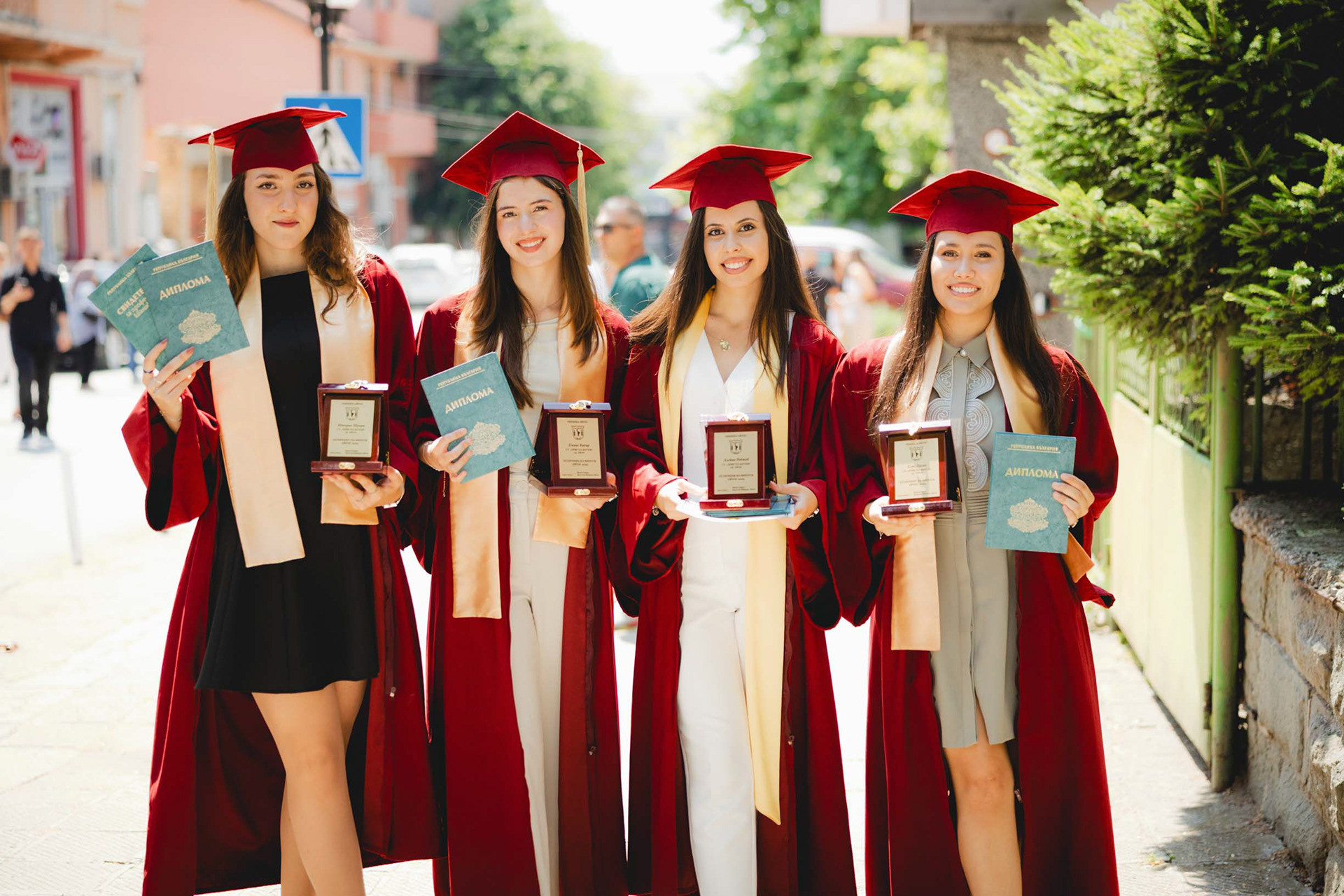 Фотограф за дипломиране - снимки с тогите и дипломите пред театъра в Айтос.