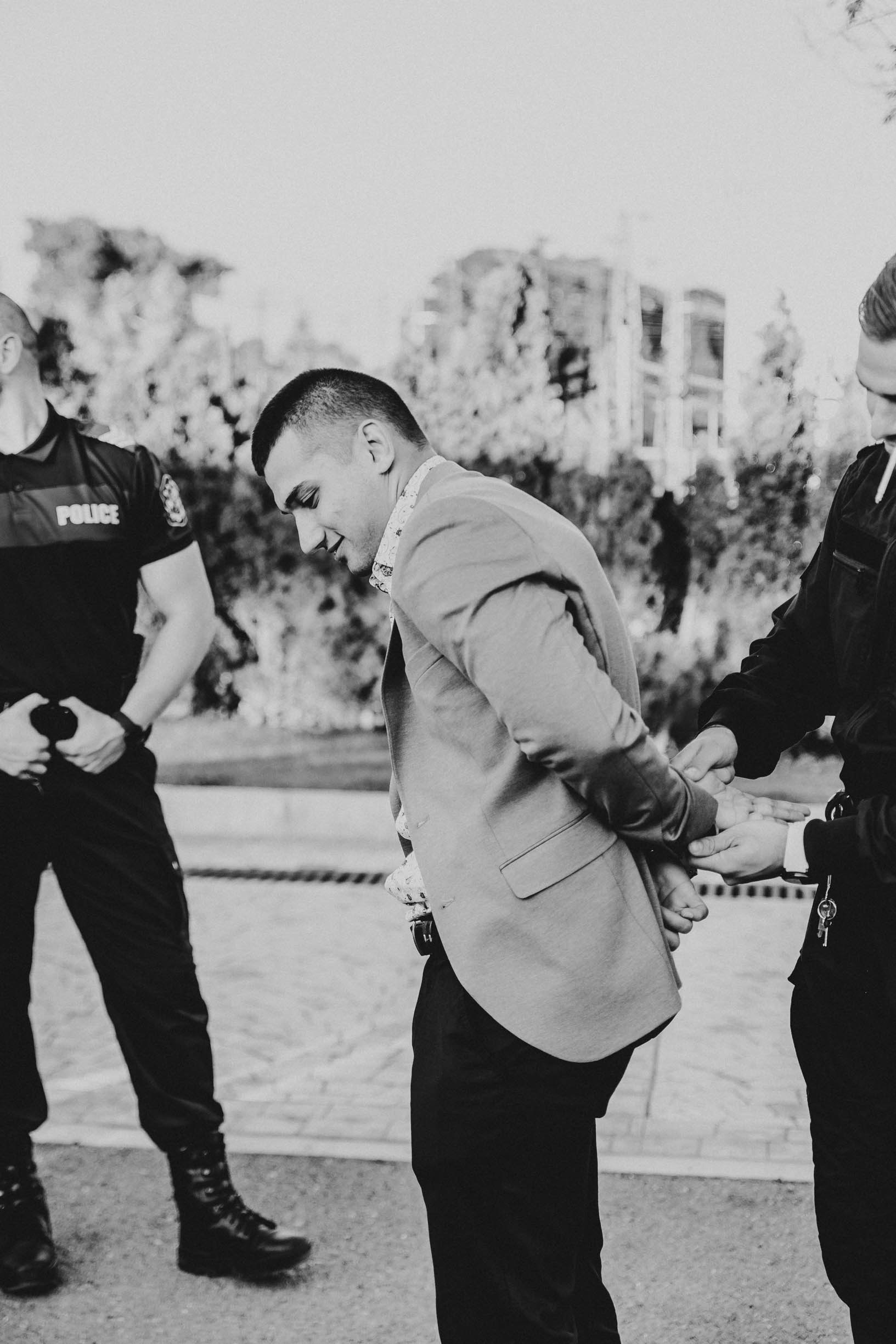 Инсценирано арестуване на абитуриент - забавен кадър от абитуриентския бал.