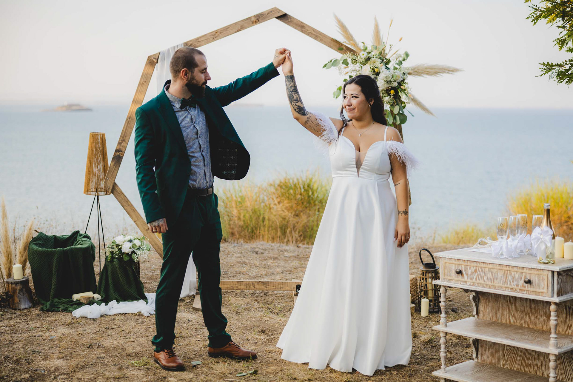 Първи брачен танц пред бохо седмоъгълна сватбена арка.