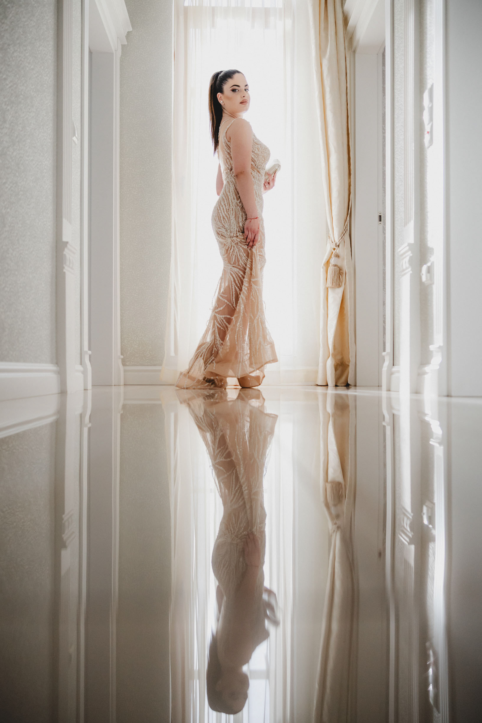 Индивидуална фотосесия за абитуриентски бал, кадър от бутиков хотел в Несебър