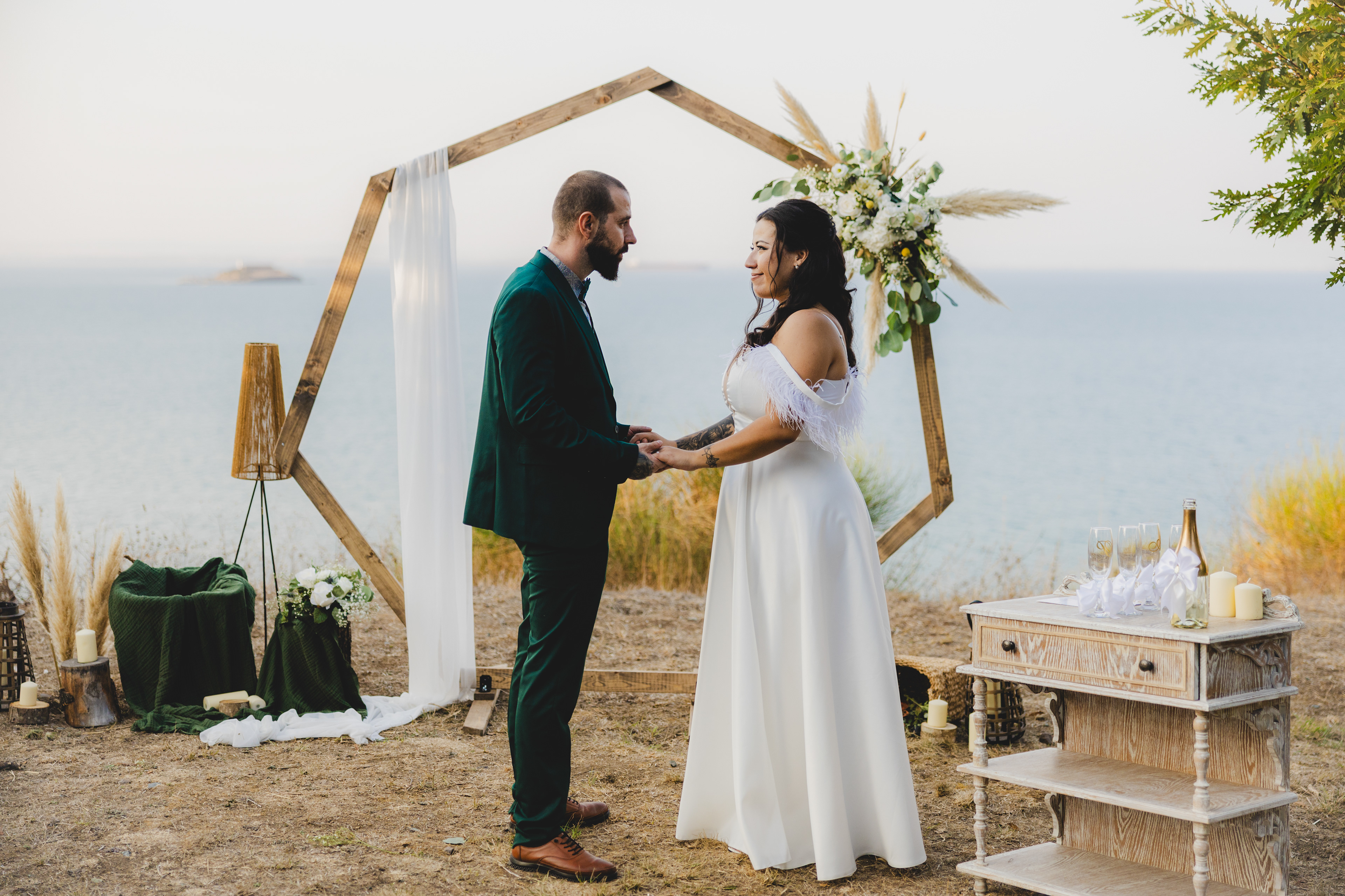 Сватбена арка за церемония. Кадър от реална сватба на морето в бохо стил.