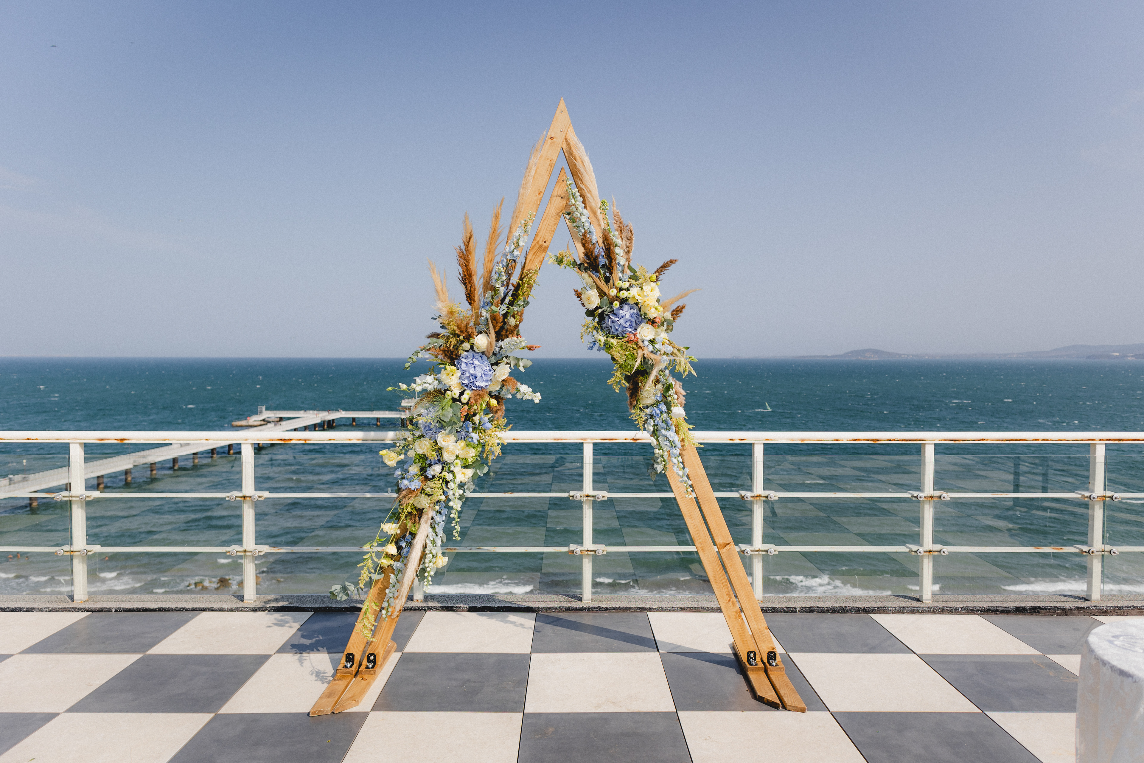 Триъгълна сватбена арка за сватбен ритуал на морското казино в гр. Бургас