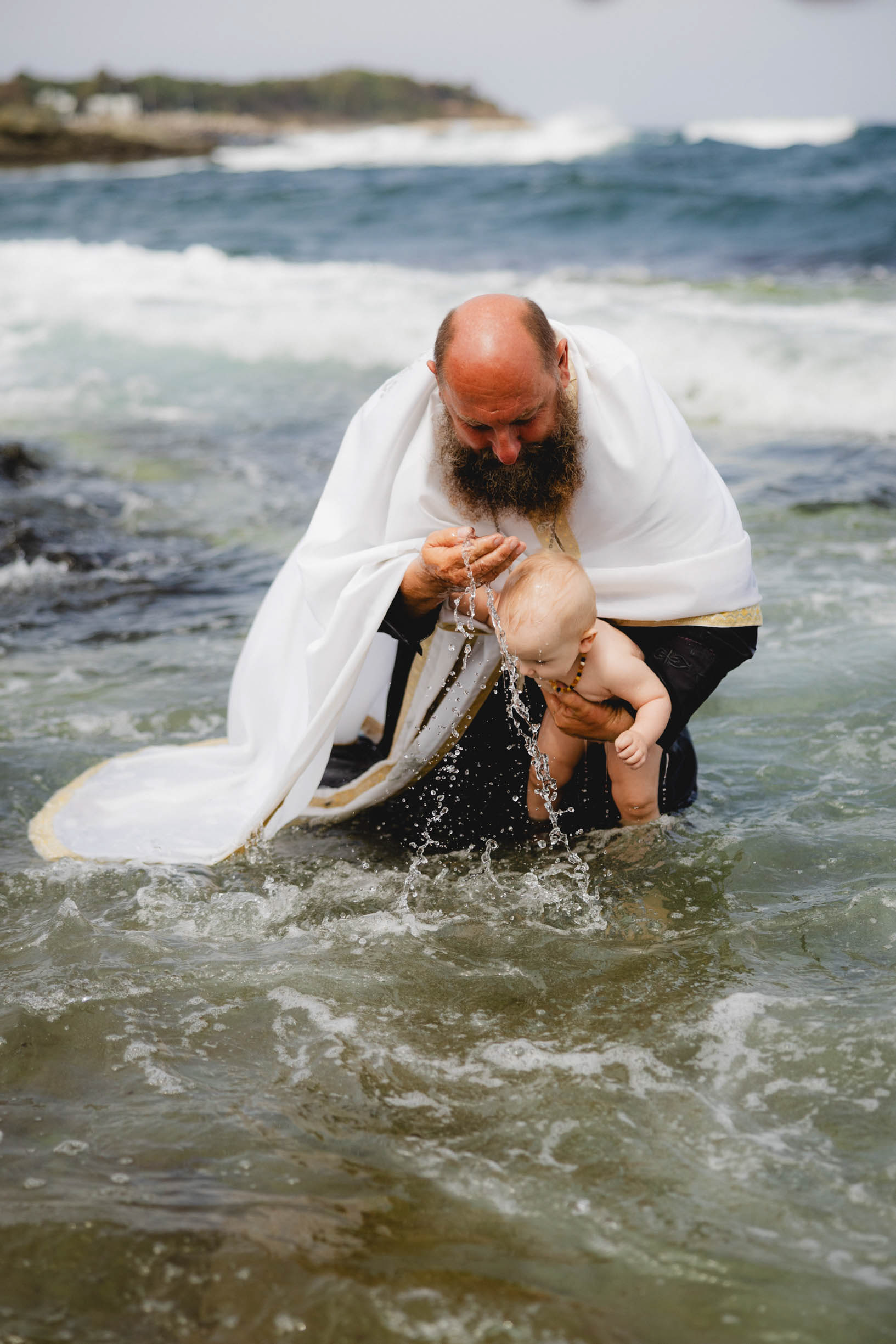 Свето кръщение в морската вода в Царево с професионален фотограф