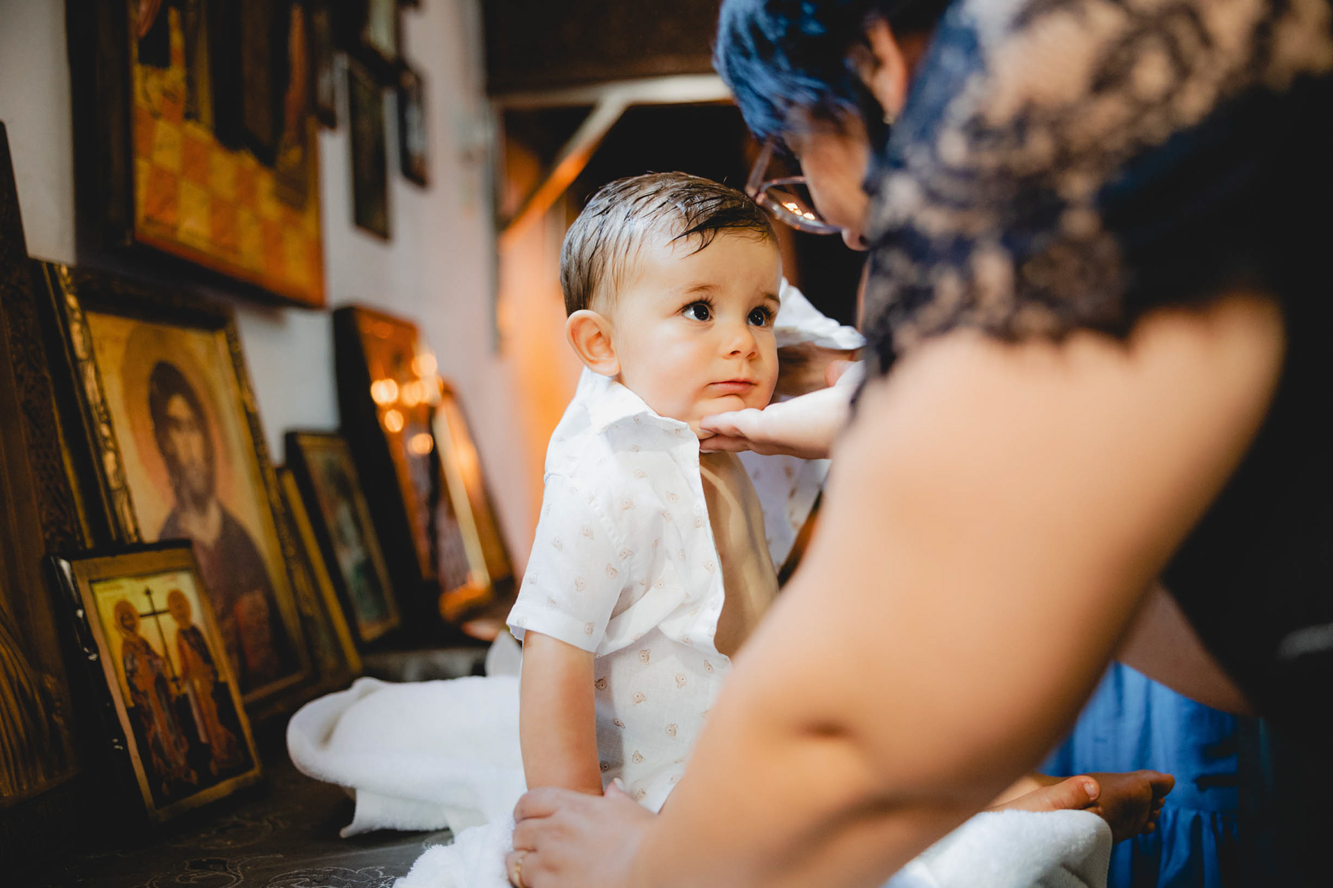 Фотограф за кръщене в Сарафово - момент на преобличане на детето.