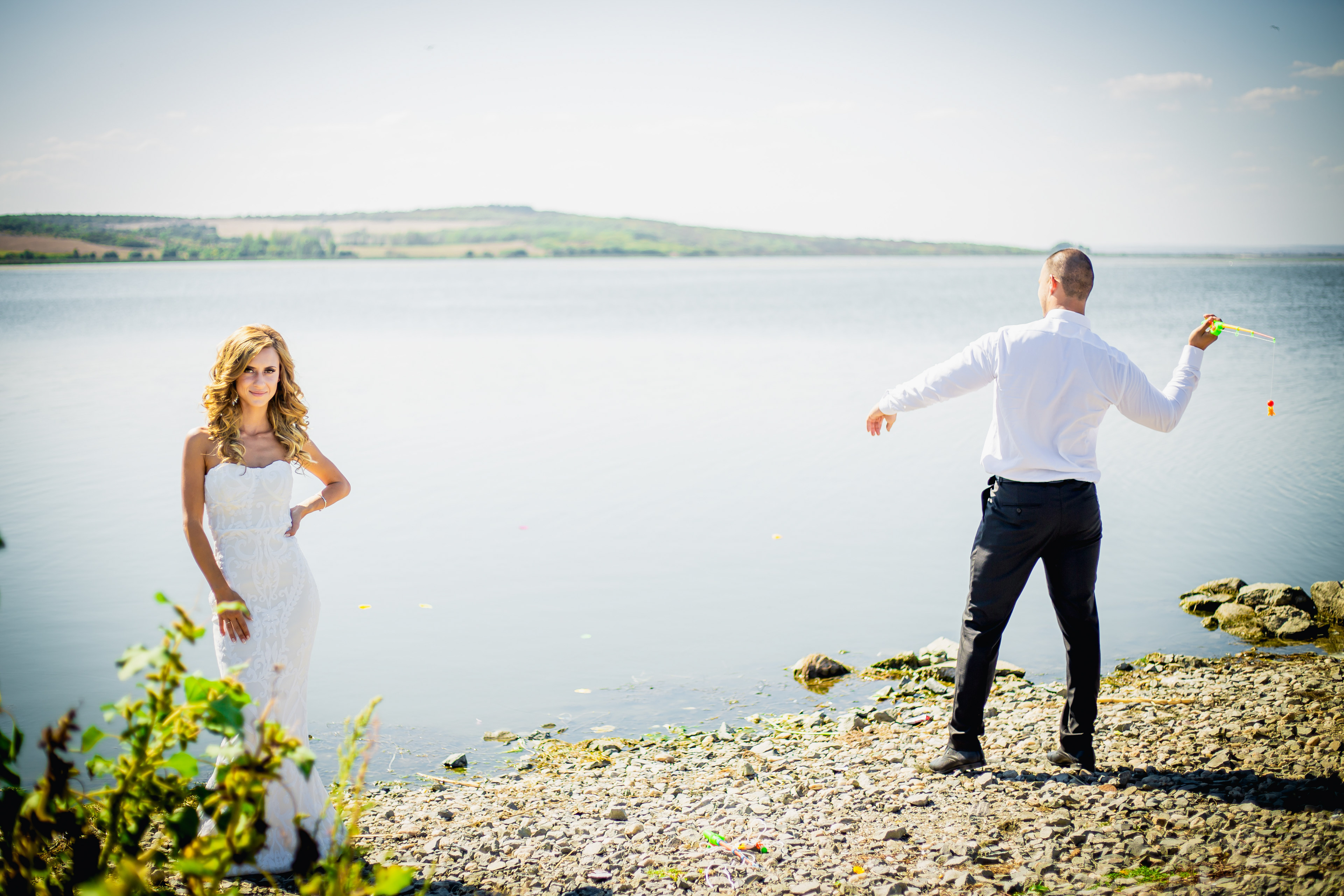 Булка и младоженец рибар – сватбена фотосесия край езерото Вая, заснета от сватбен фотограф Габриел Александров