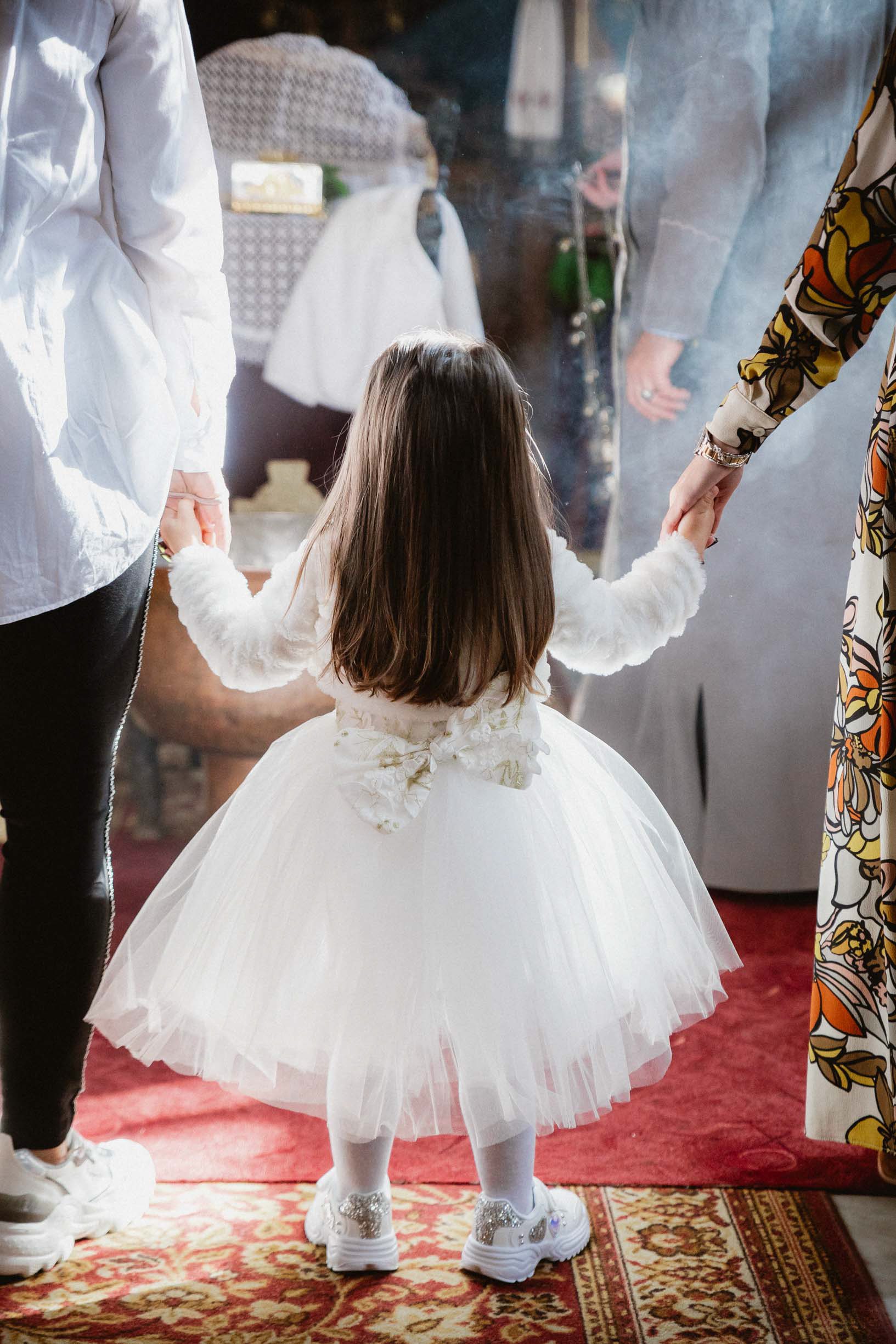 Слънчевите лъчи в църквата в стария град на Несебър по време на кръщене