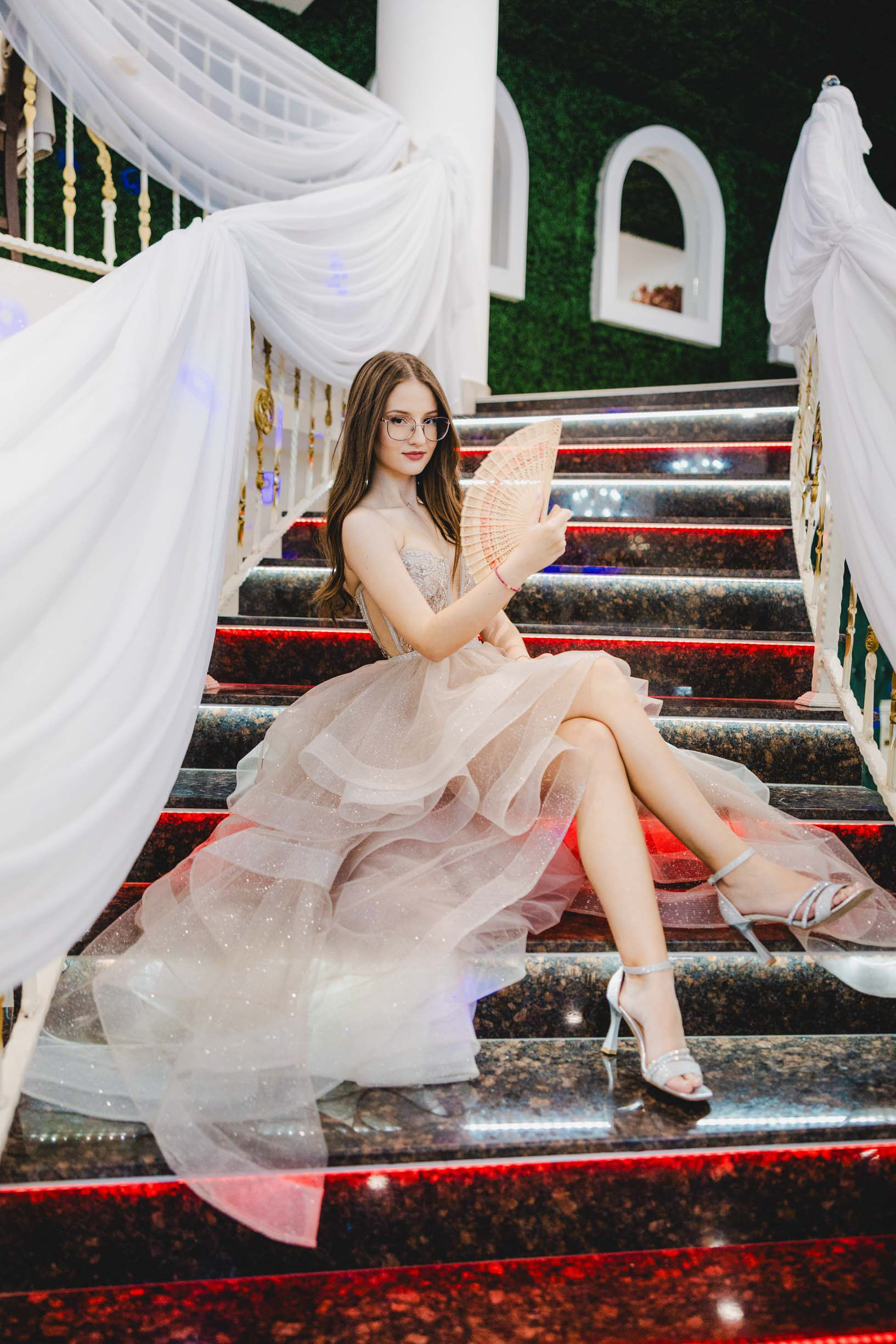 Абитуриентска сесия за бал на стълбите в The Crown - Айтос.