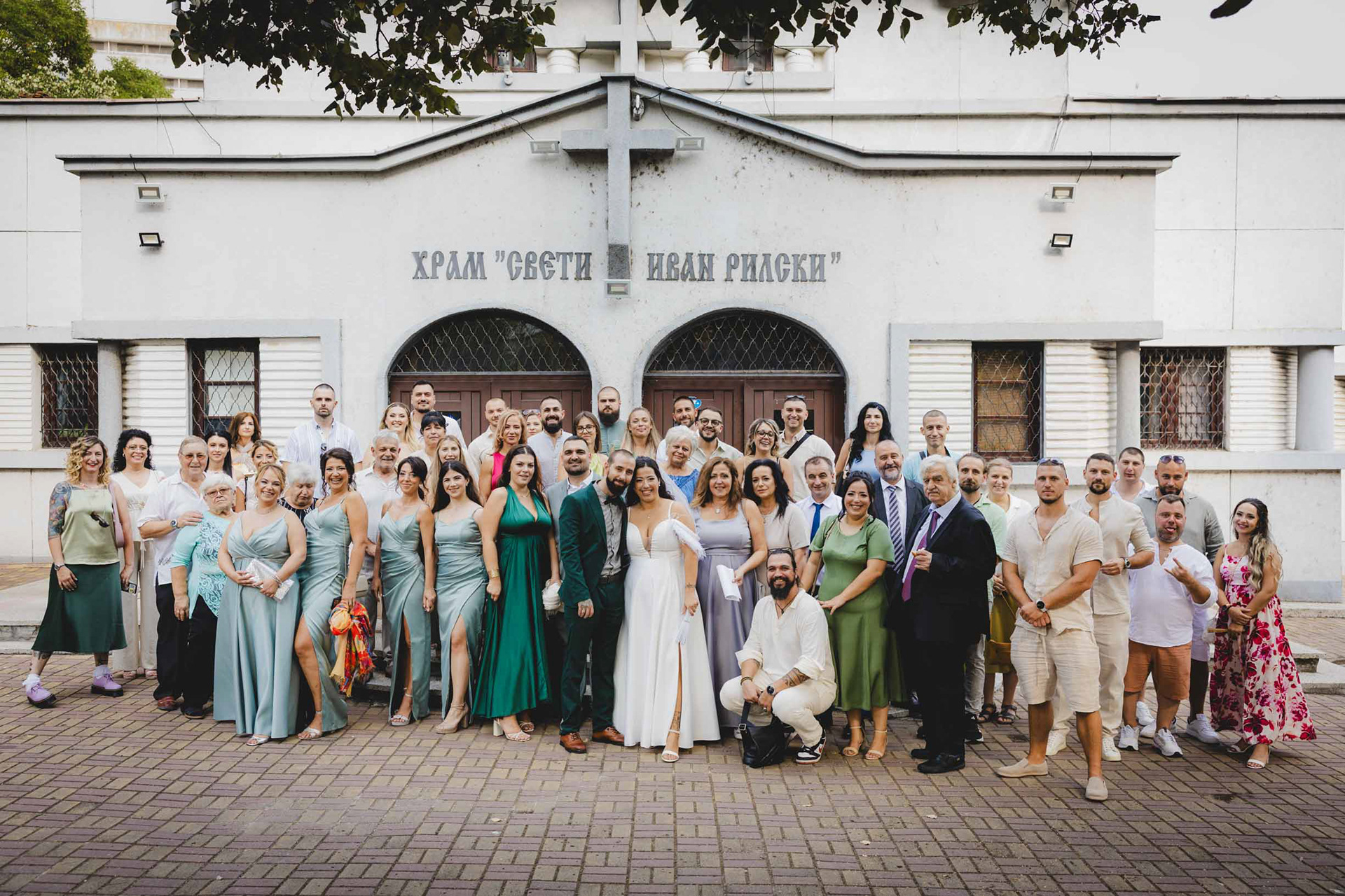 Обща снимка на най-близките пред храм "Свети Иван Рилски" - Бургас след сватбената церемония