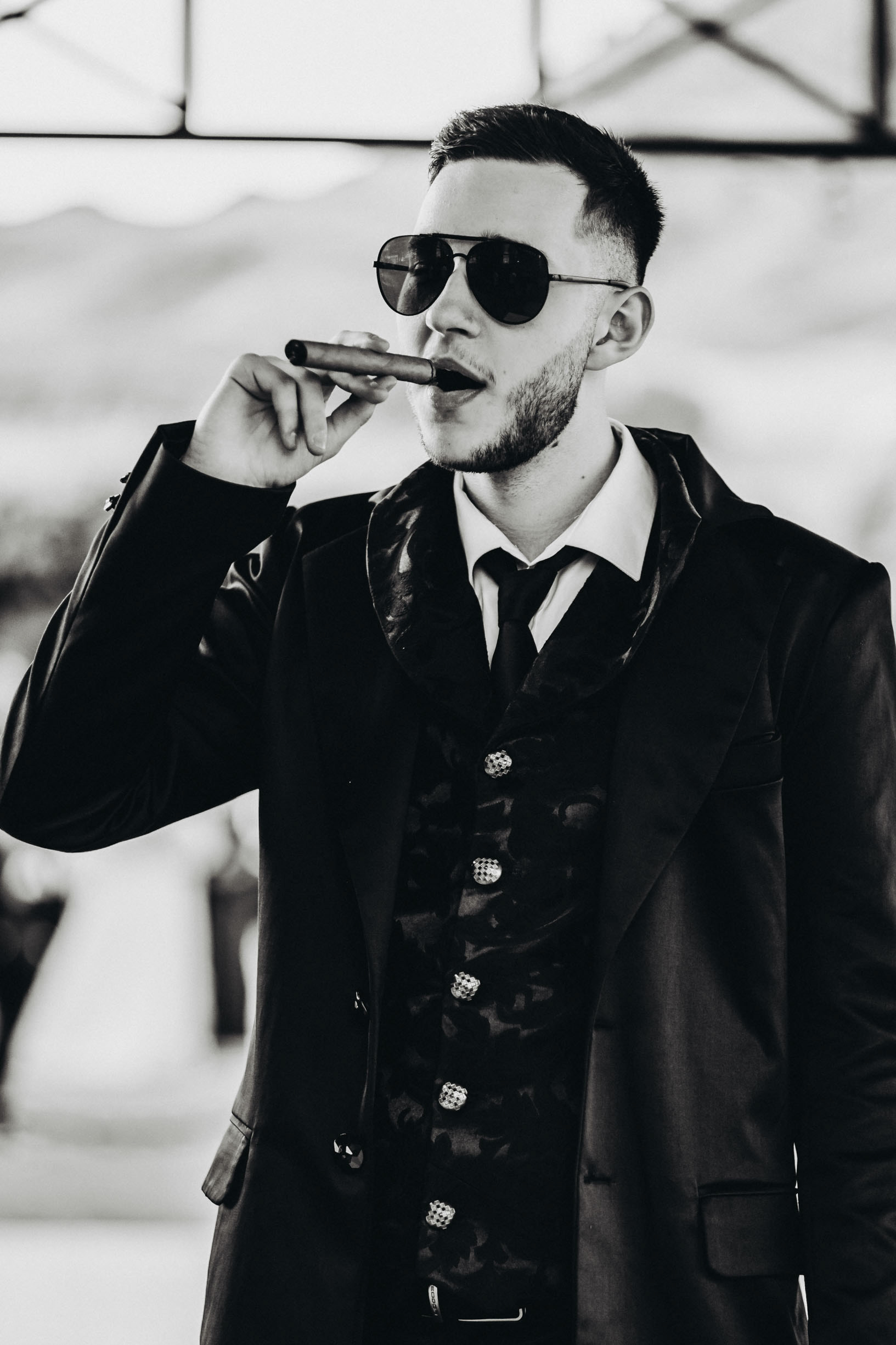 Абитуриент позира с пура в ръка в Айтос за абитуриентска фотосесия.