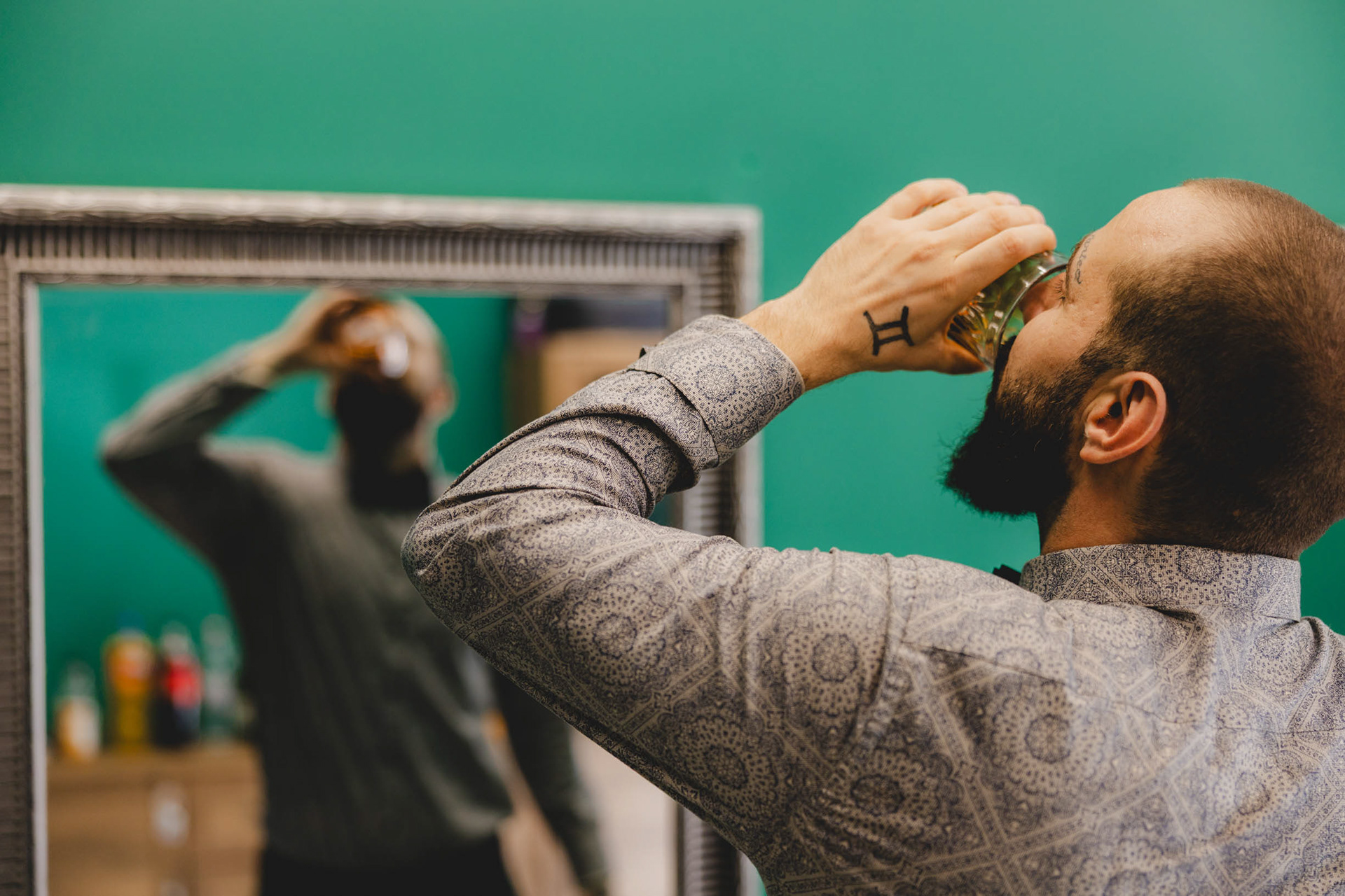 Уискито е задължителна част от подготовката на младоженеца.