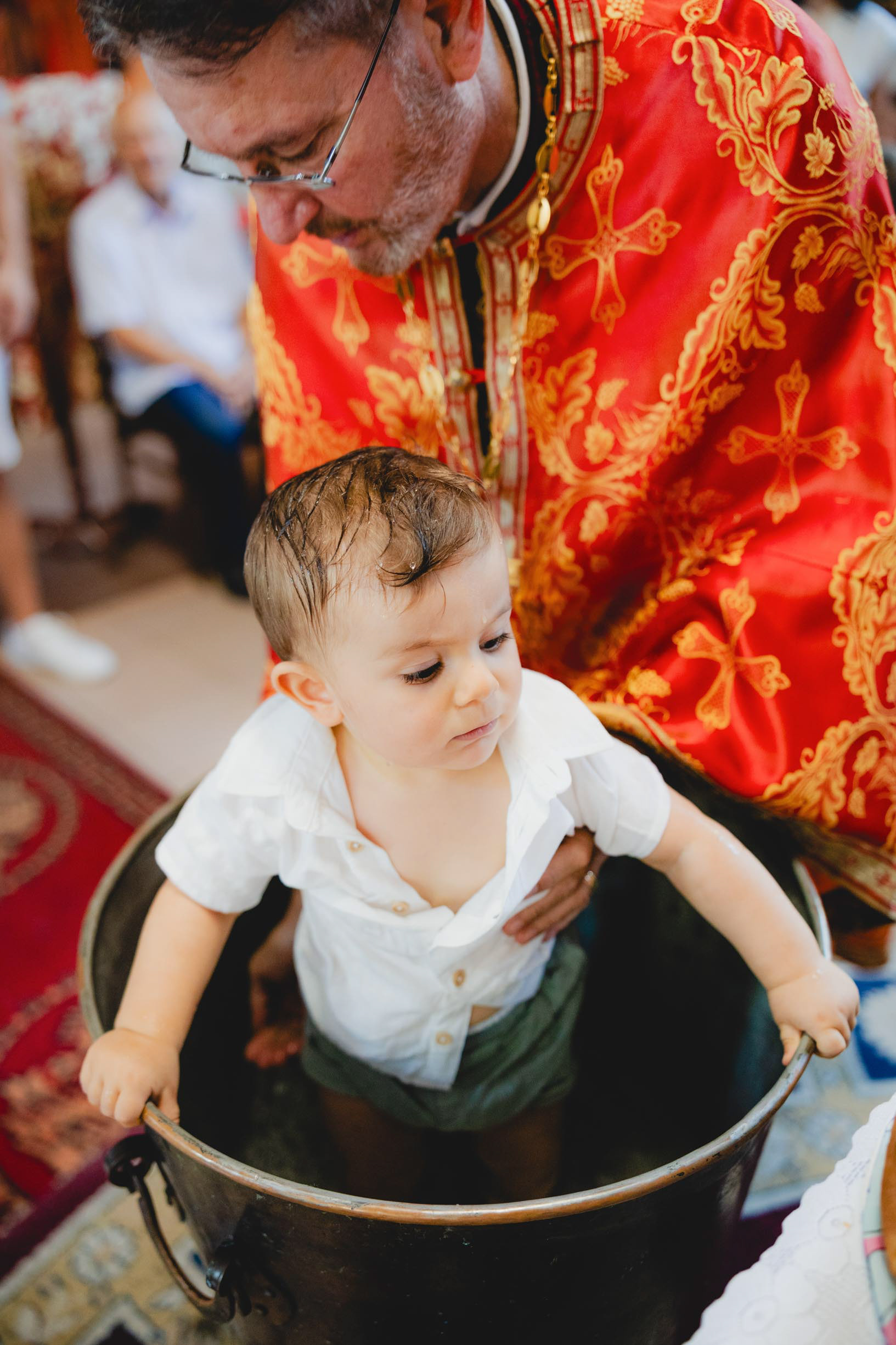 Фотограф за кръщене в Сарафово - момент в купела