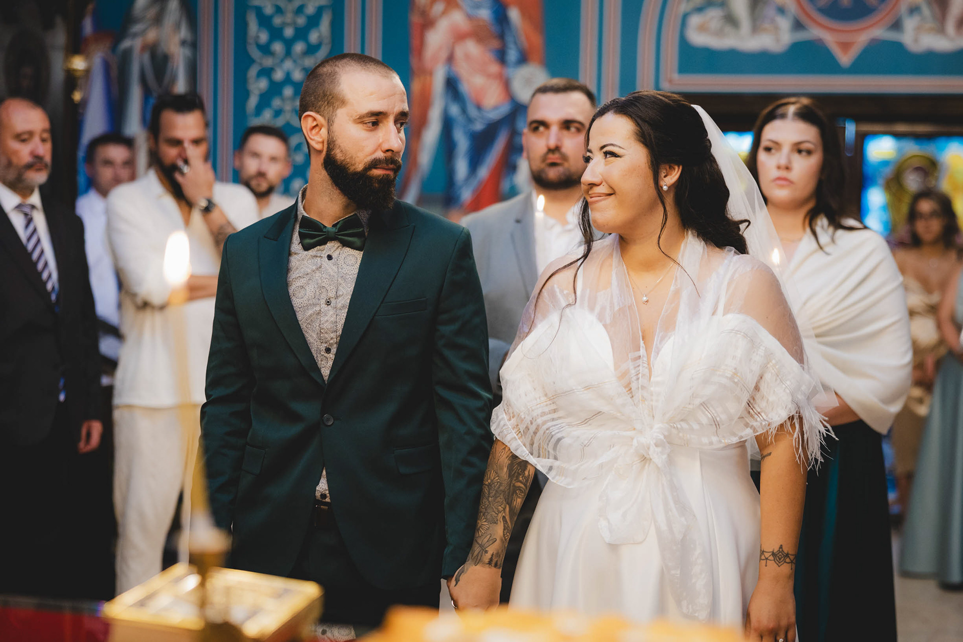 Поглед, изпълнен със сигурност и сълзи от щастие. Емоционален момент от венчавката в храм „Свети Иван Рилски“ – Бургас.