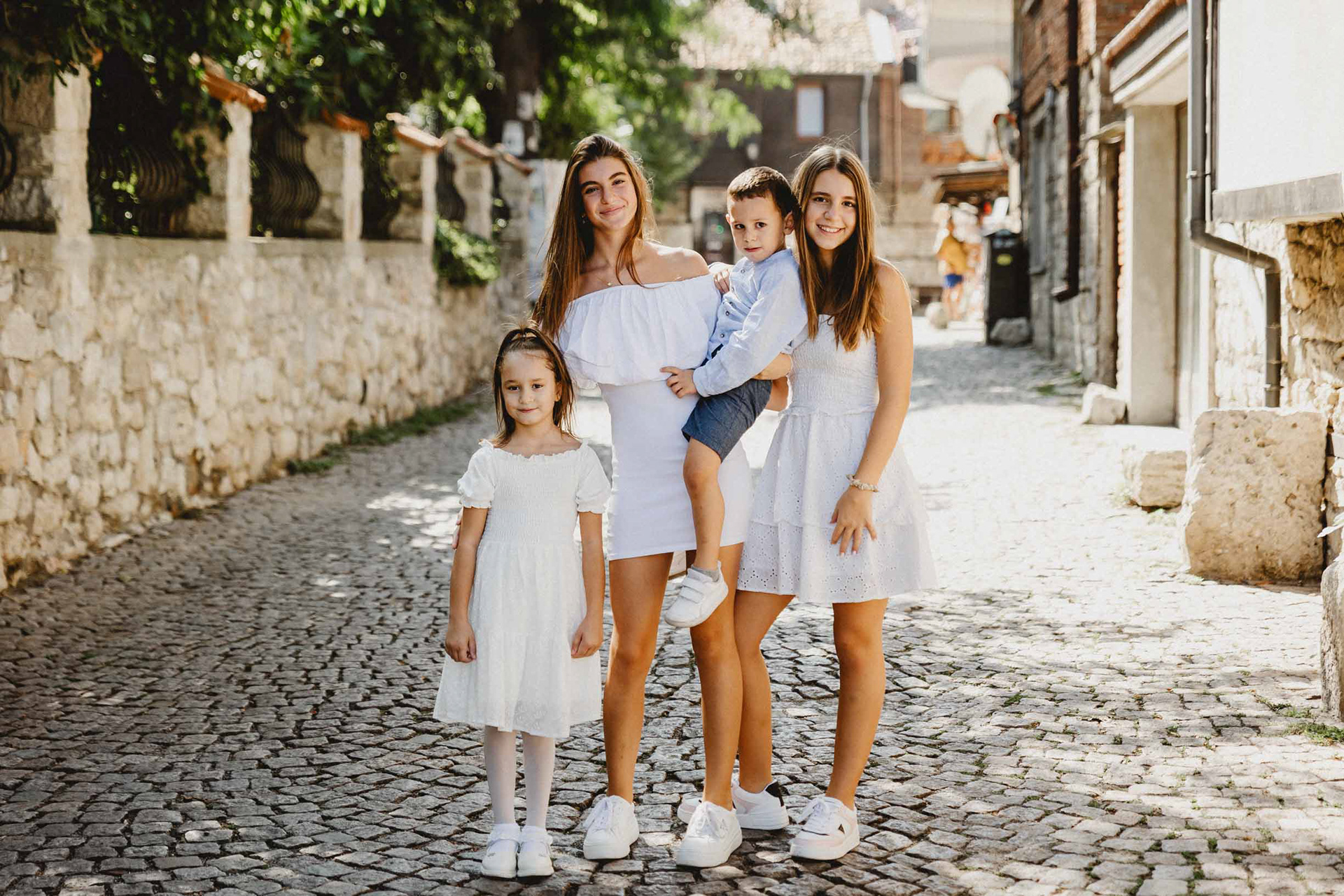 Фотосесия в стария град Несебър пред църквата.