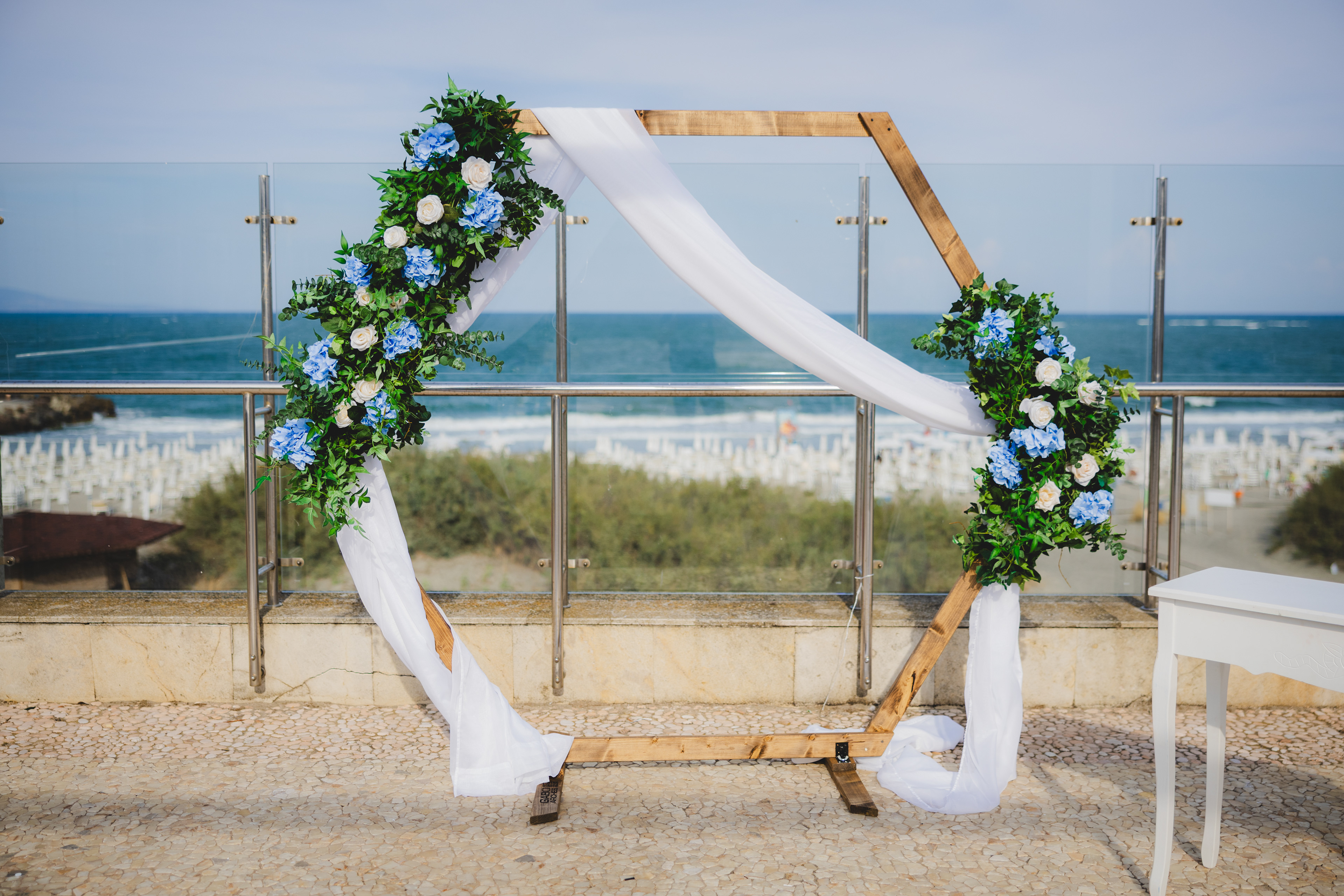 Шестоъгълна дървена сватбена арка цени и модели.