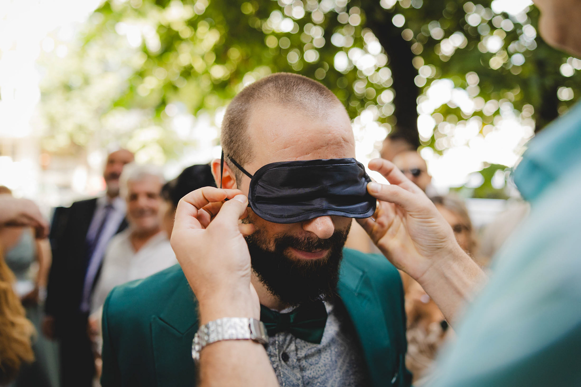 Казаха на Росен, че може да вземе булката само със затворени очи.