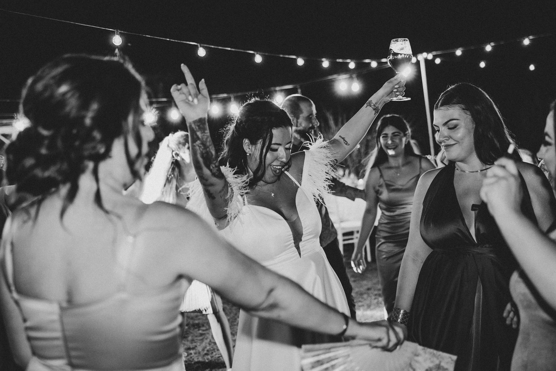 Булката купонясва - черно-бяла сватбена фотография