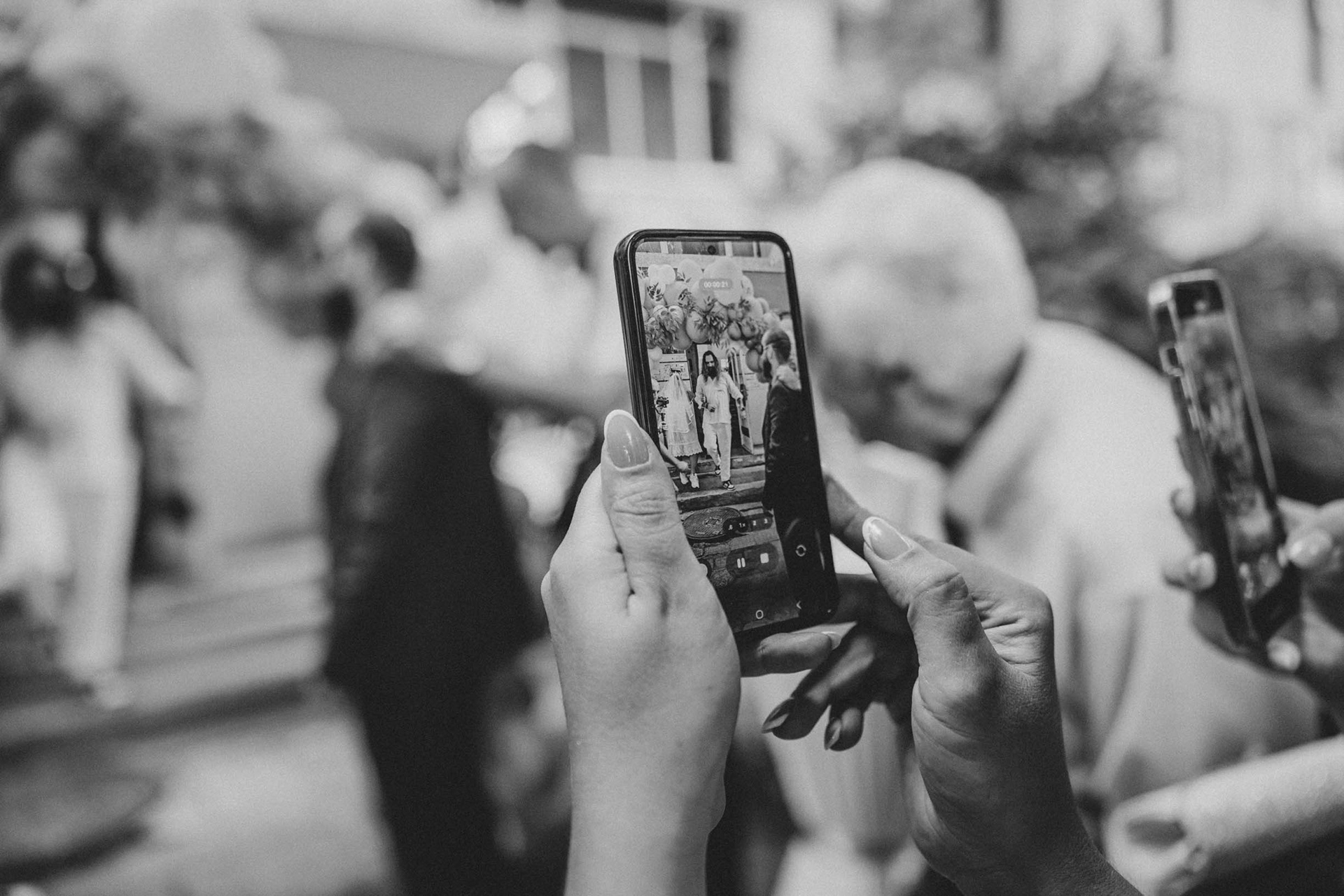 Всички камери на близките бяха готови за заветният момент, предаването на булката на младоженецът