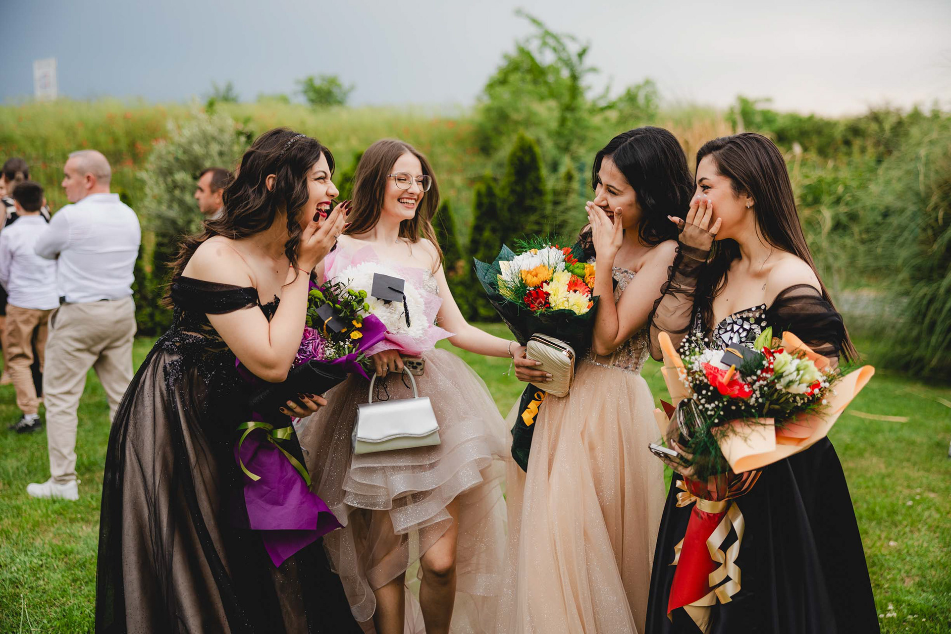 Забавни моменти между абитуриентки между снимките от фотосесията за бала им.