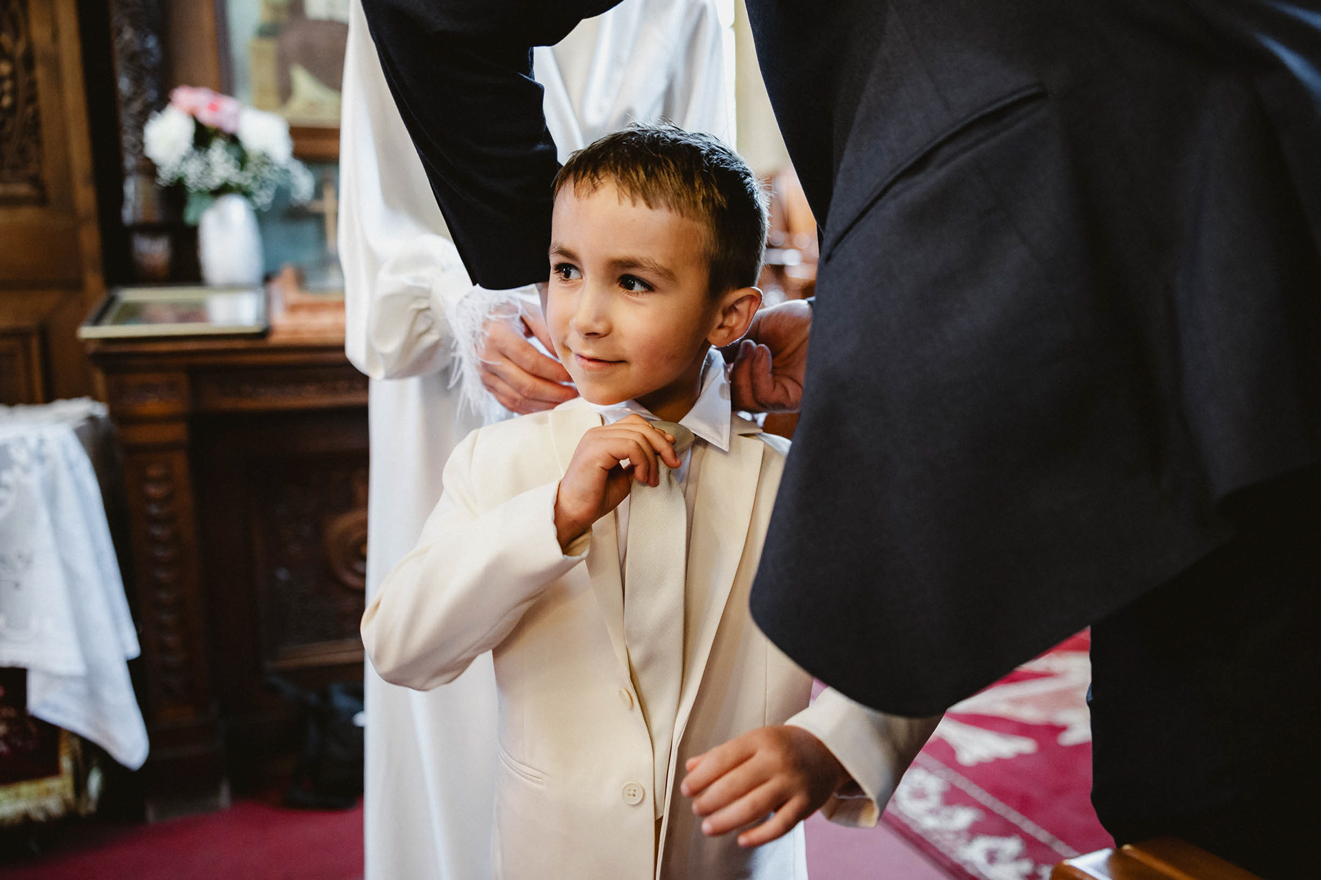 Фотограф за кръщене Бургас - преобличане след ритуала