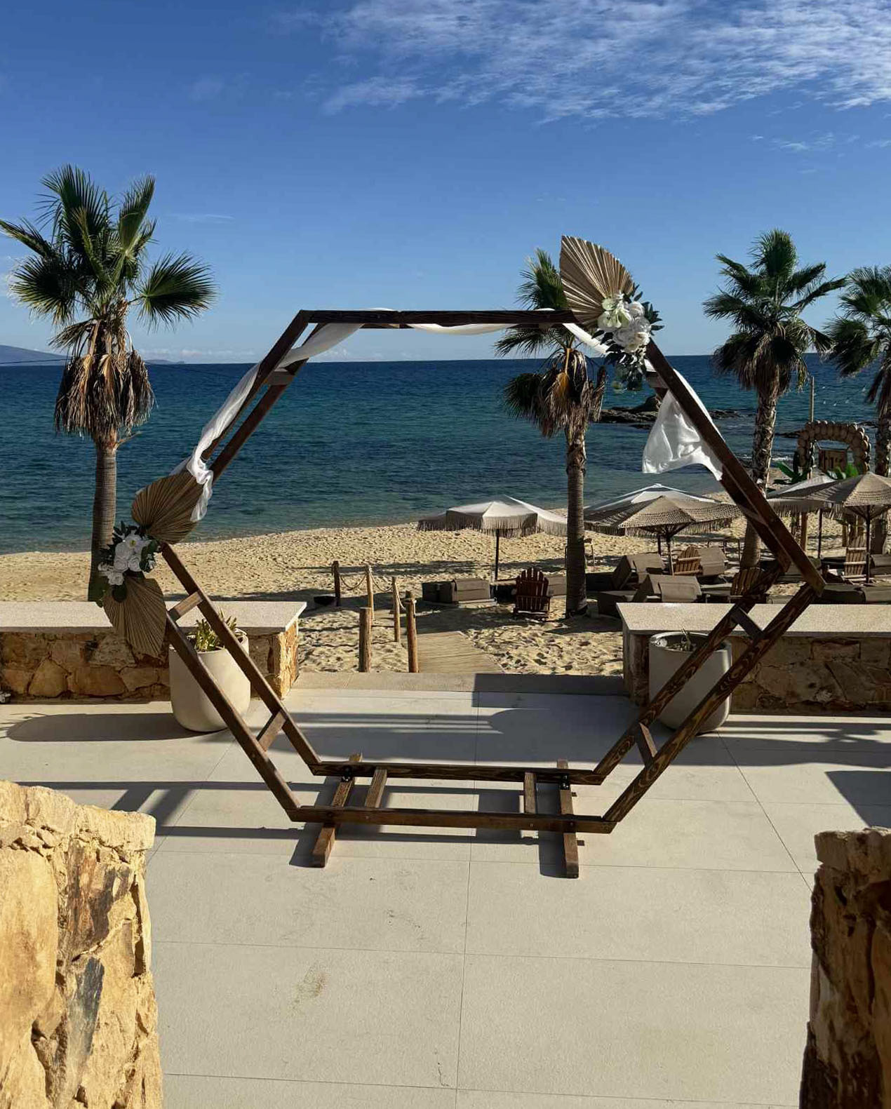 Двойна шестоъгълна сватбена арка в Гърция