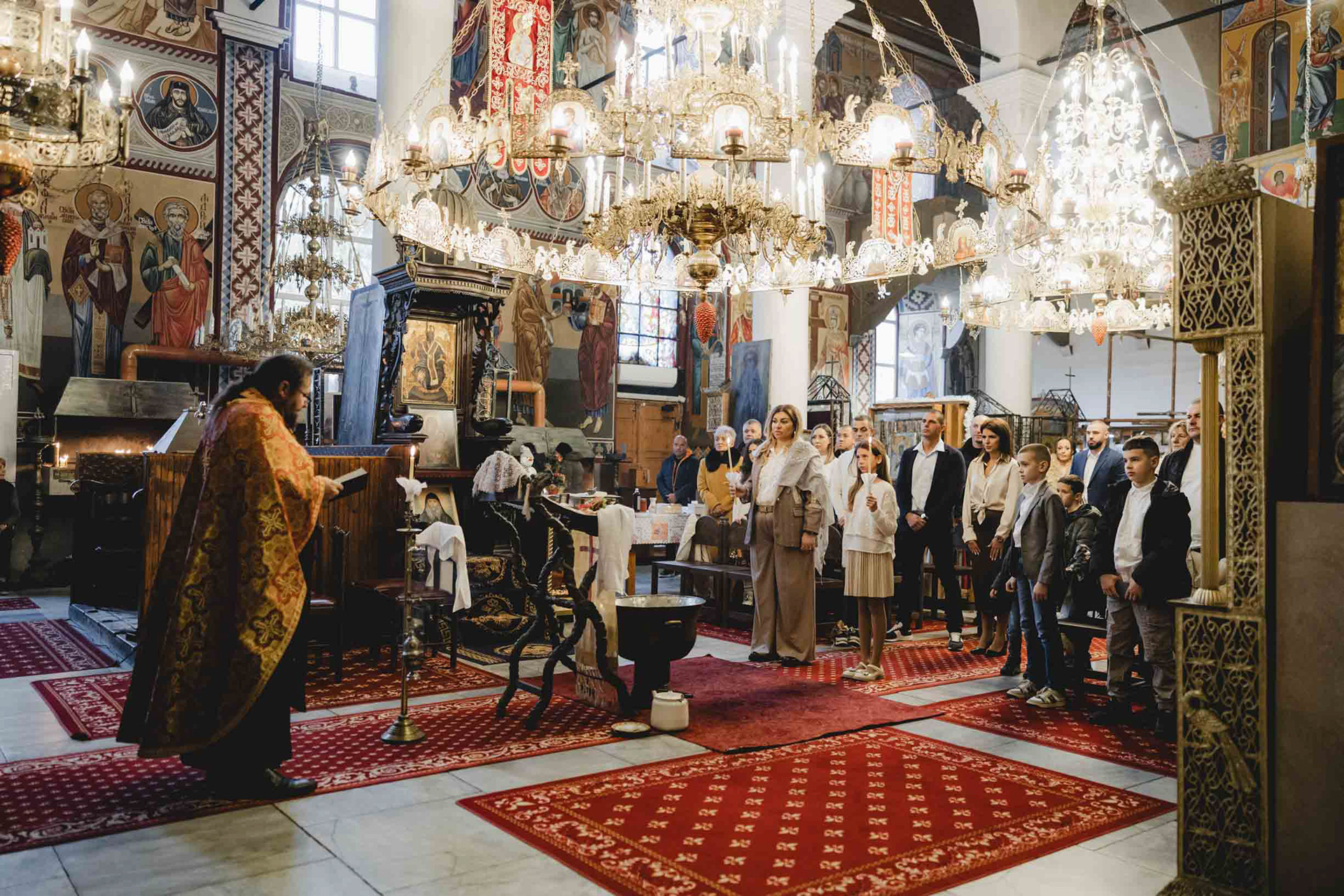 Кръщене в Несебър, ритуал заснет от професионален фотограф.