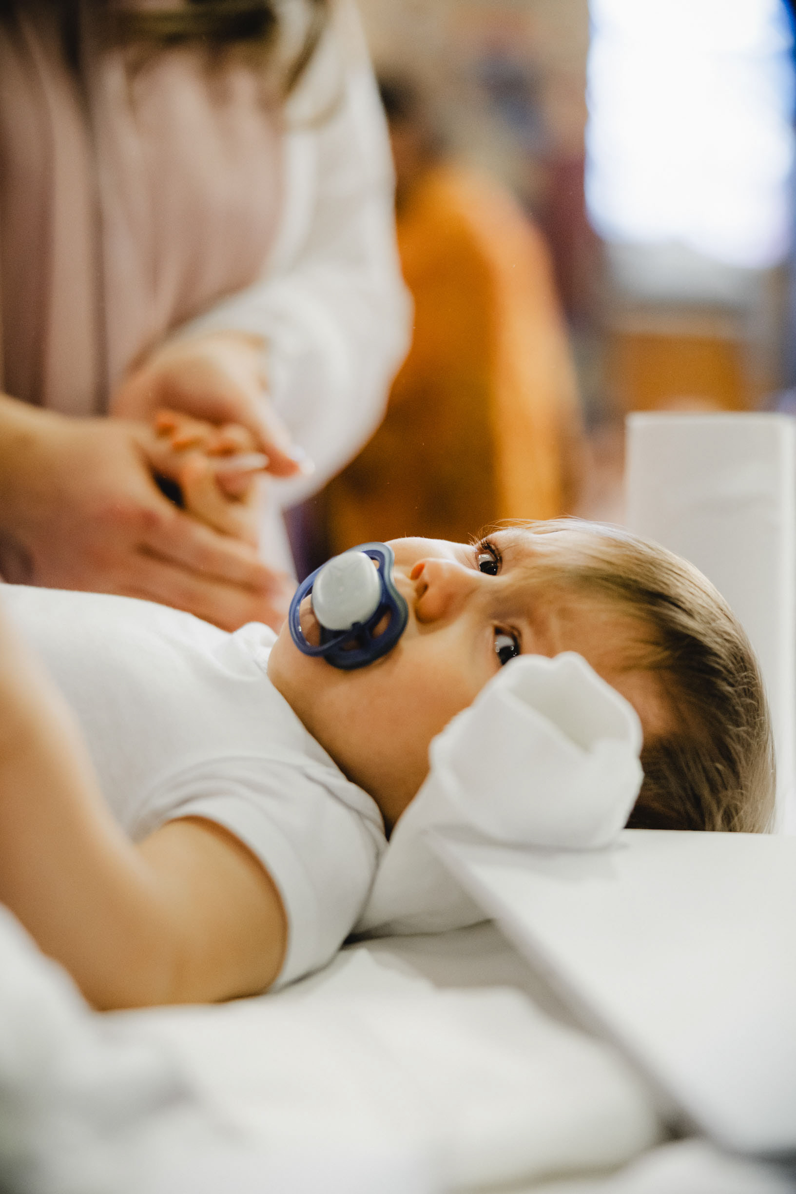 Дете пред старинния иконостас в храм Света Богородица, Несебър – художествена фотография на Свето Кръщение.