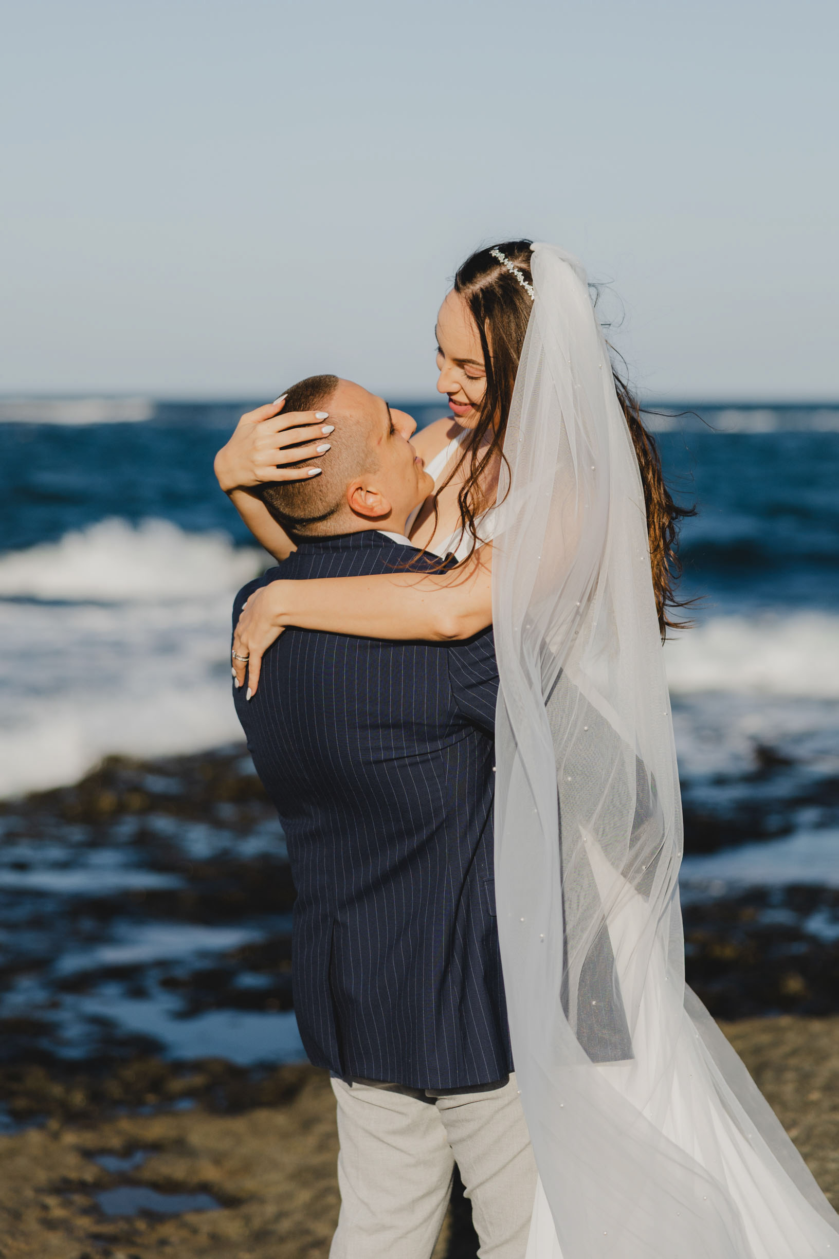 Вятър и море на скалите във Василико – един от най-красивите моменти от сватбената сесия в Царево