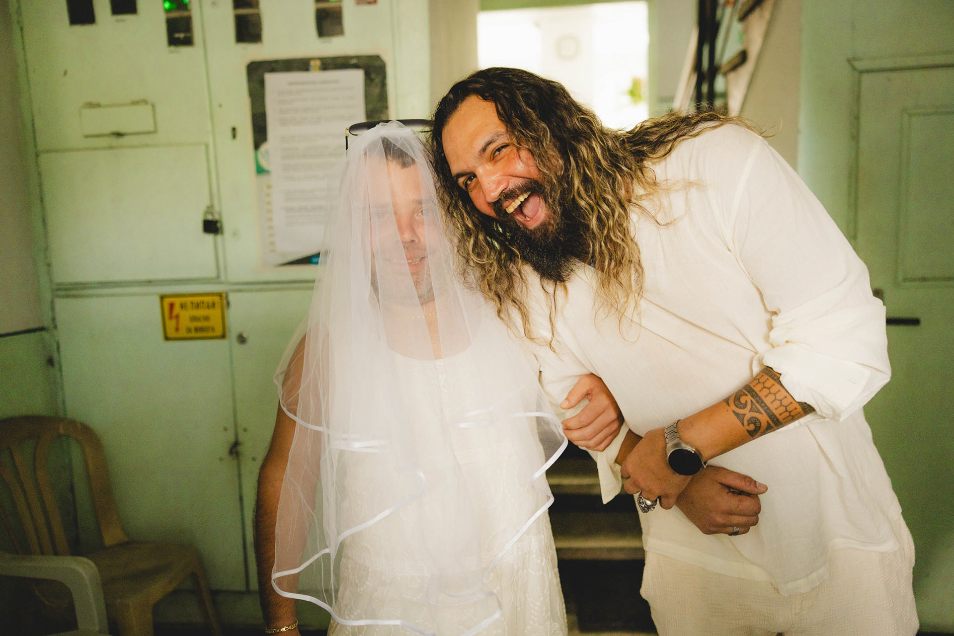 Булката е готова за младоженеца... с едно леко уточнение. Сватбена изненада