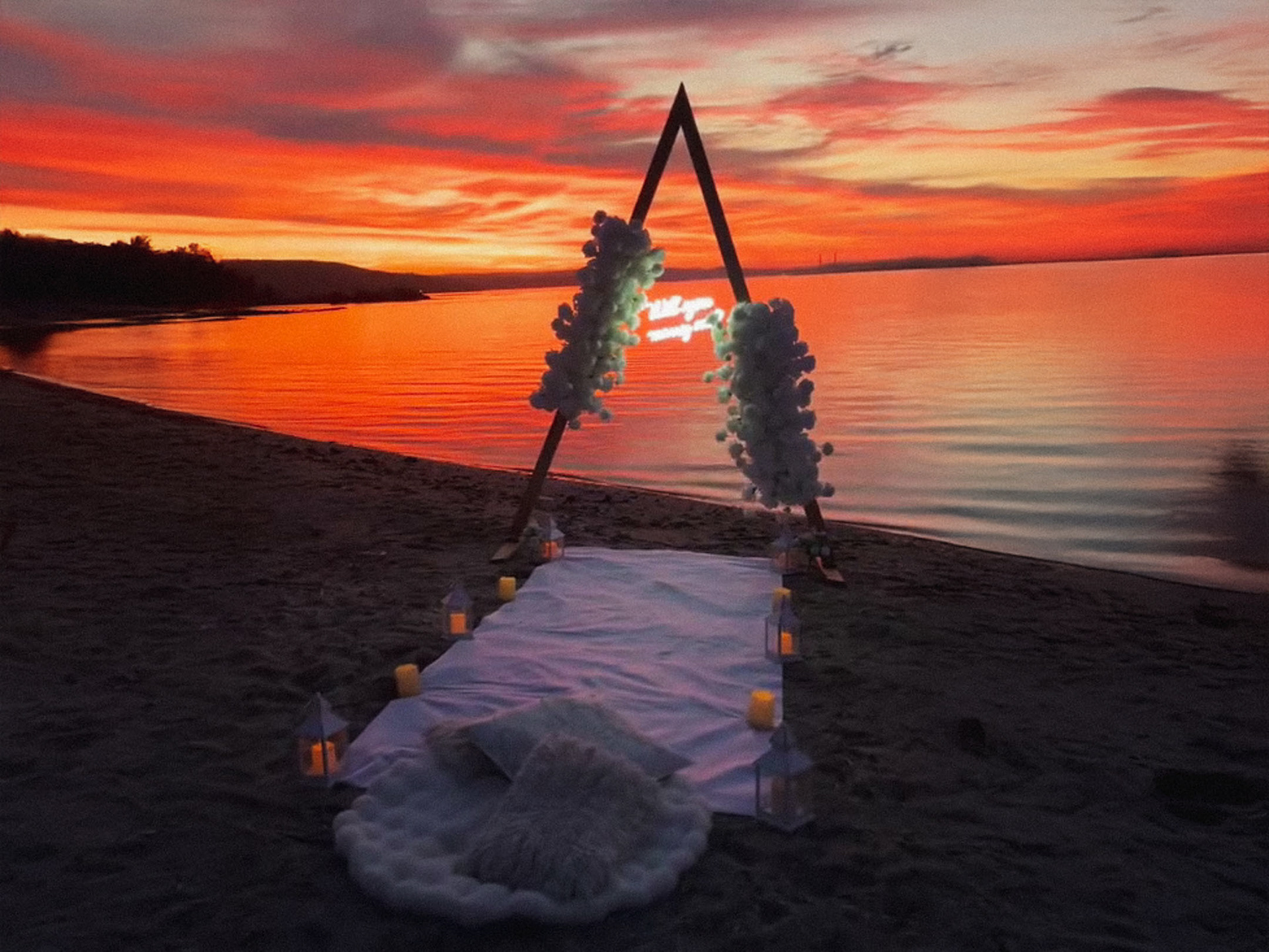 Арка за предложение за брак под романтичен залез на плажа във Варна