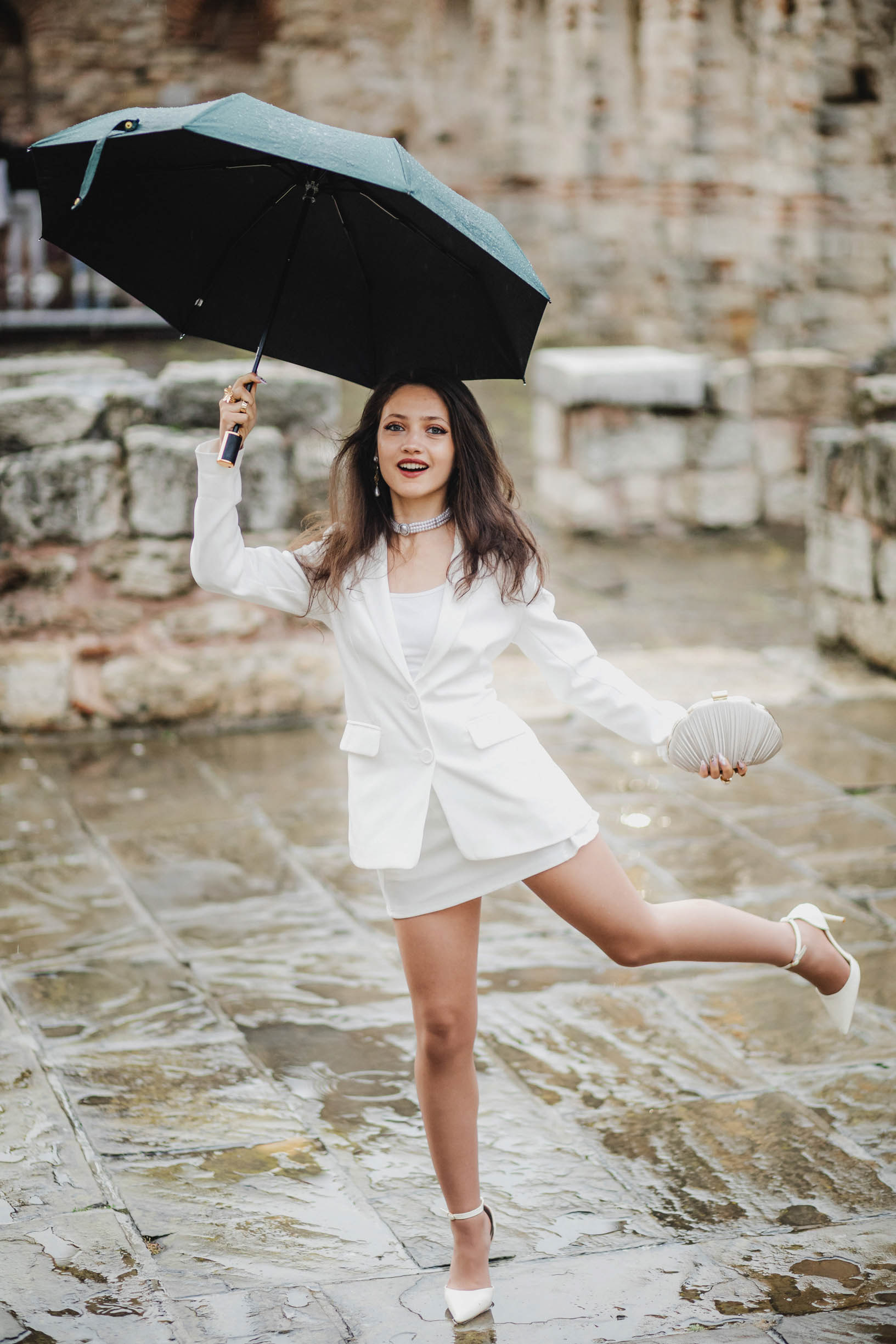 Фотосесия на абитуриентка в дъждовно време.