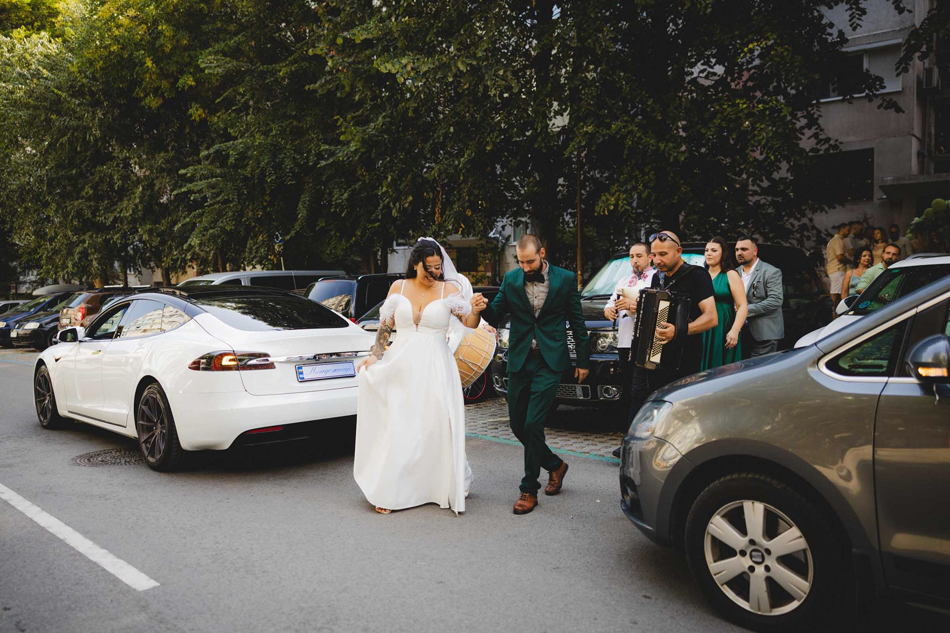 Сватбено хоро пред дома на булката.