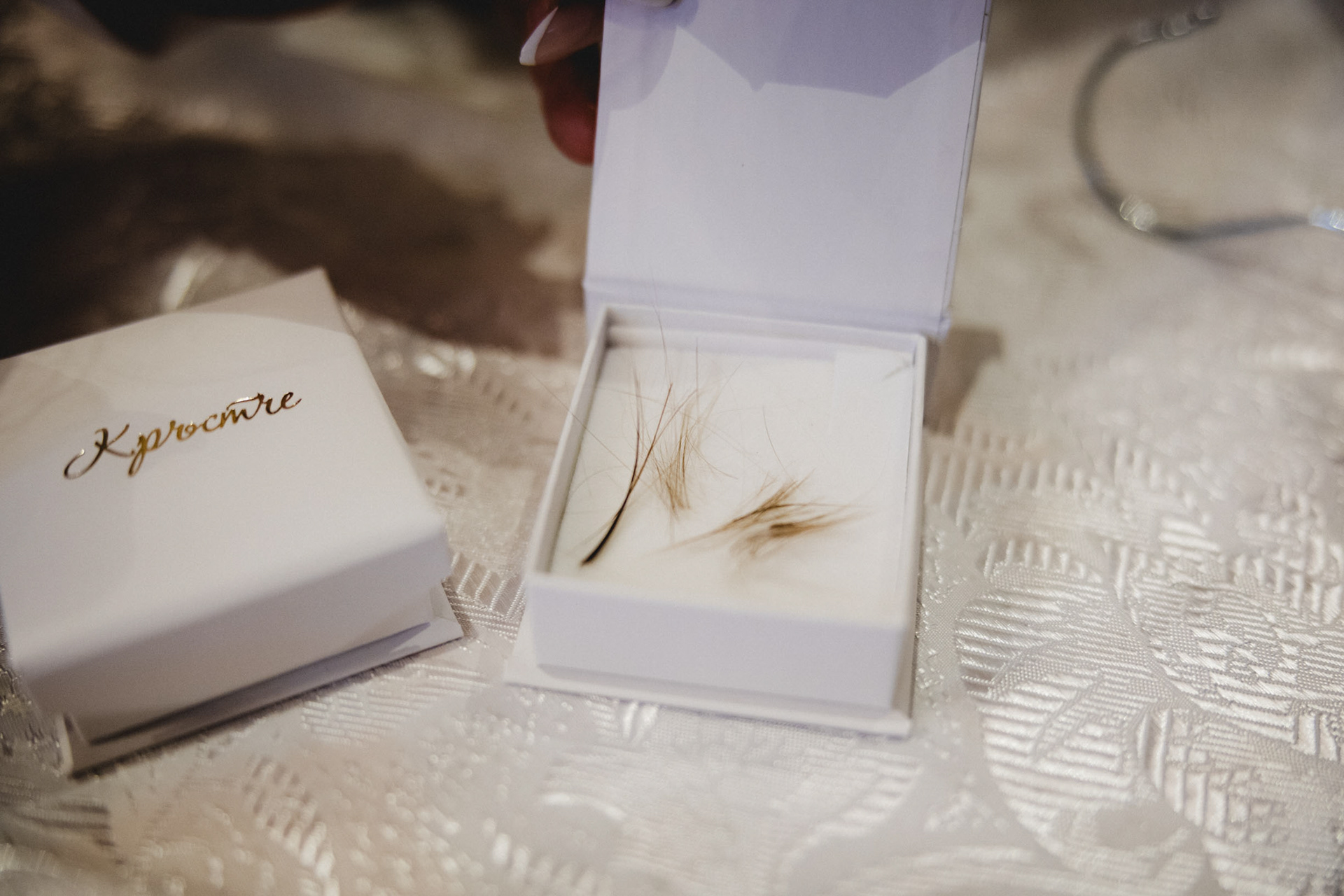 Фотограф за кръщене Несебър - снимка на косичката на детето