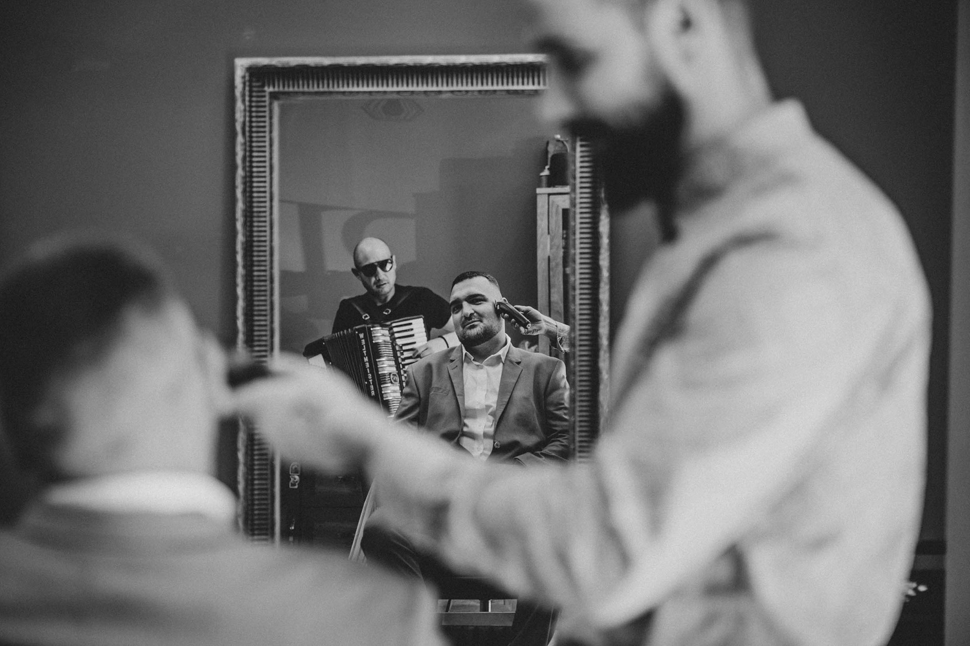 Последни щрихи. Росен се погрижи лично за перфектната визия на кума преди старта на сватбения ден.