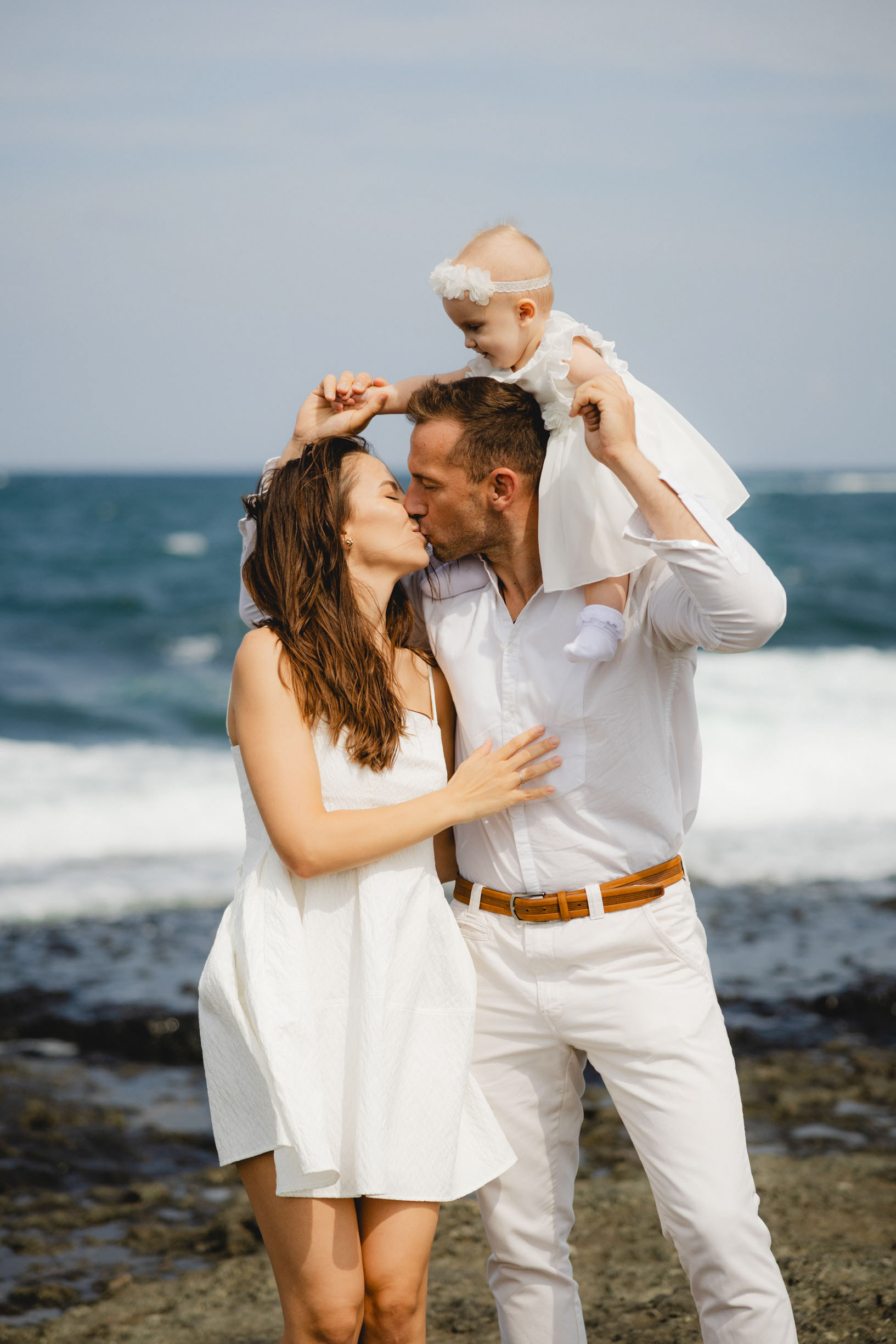 Семейна целувка след ритуала на кръщене във водите на Царево.