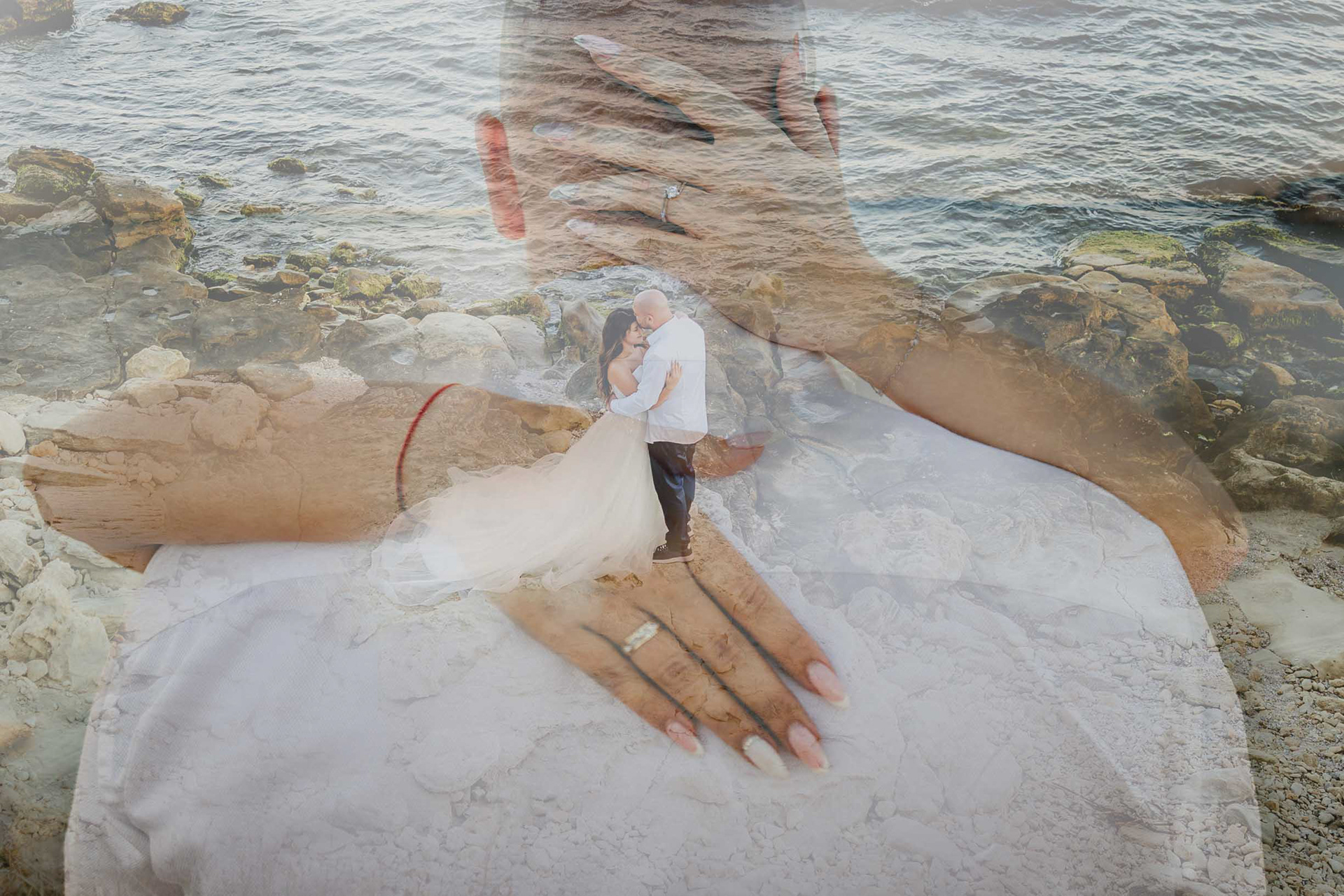 Артистична сватбена фотография с двойна експозиция – преплитане на детайл от сватбени халки и прегръдка с кадър на младоженци на морския бряг в Несебър при залез. Креативен сватбен фотограф.