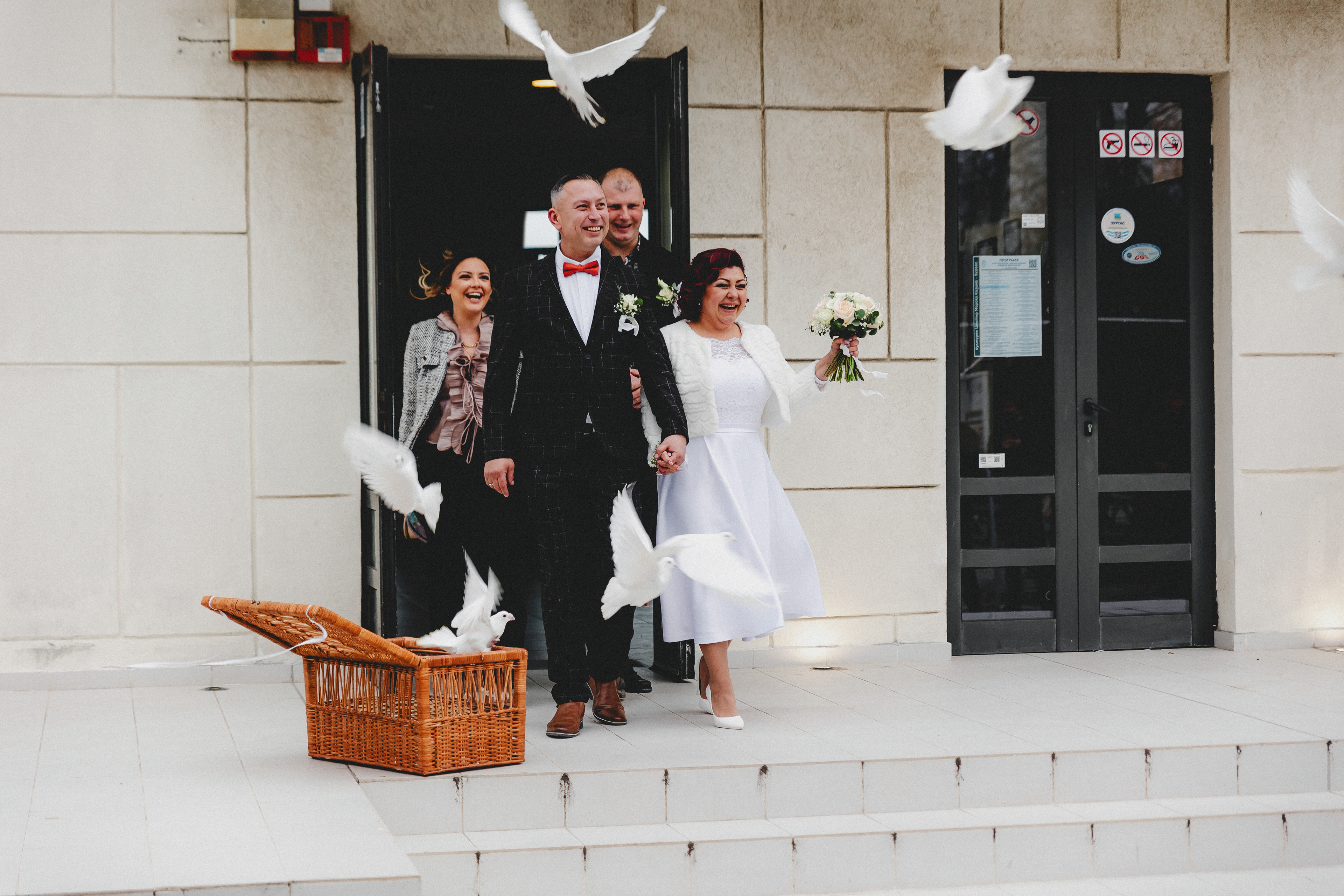 Излизане на младоженци от ритуална зала в Бургас с полет на бели гълъби – емоционален момент, уловен от сватбения фотограф Габриел Александров.