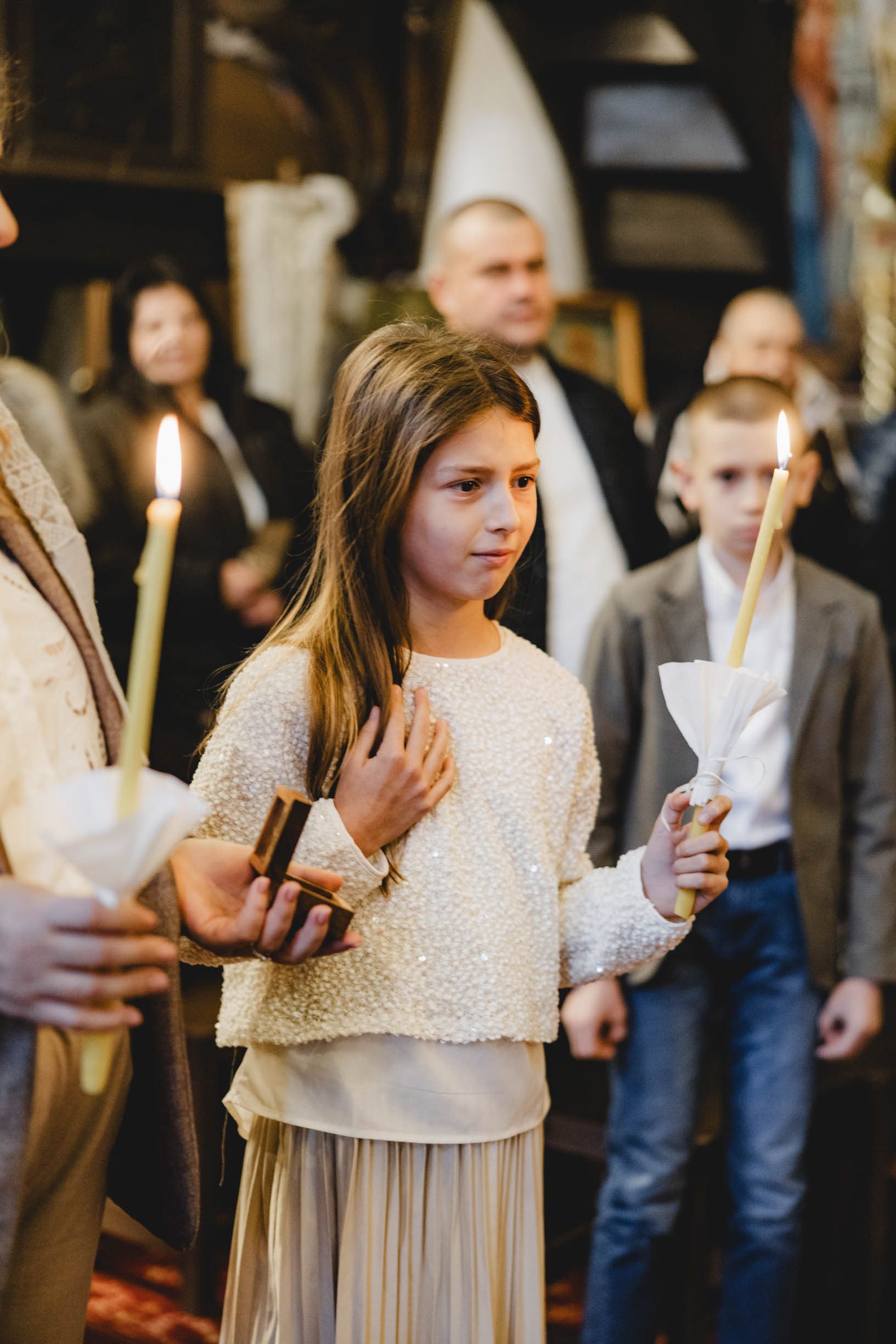 Естествена светлина и магична атмосфера по време на кръщене в Стария град на Несебър, заснета от професионален фотограф.