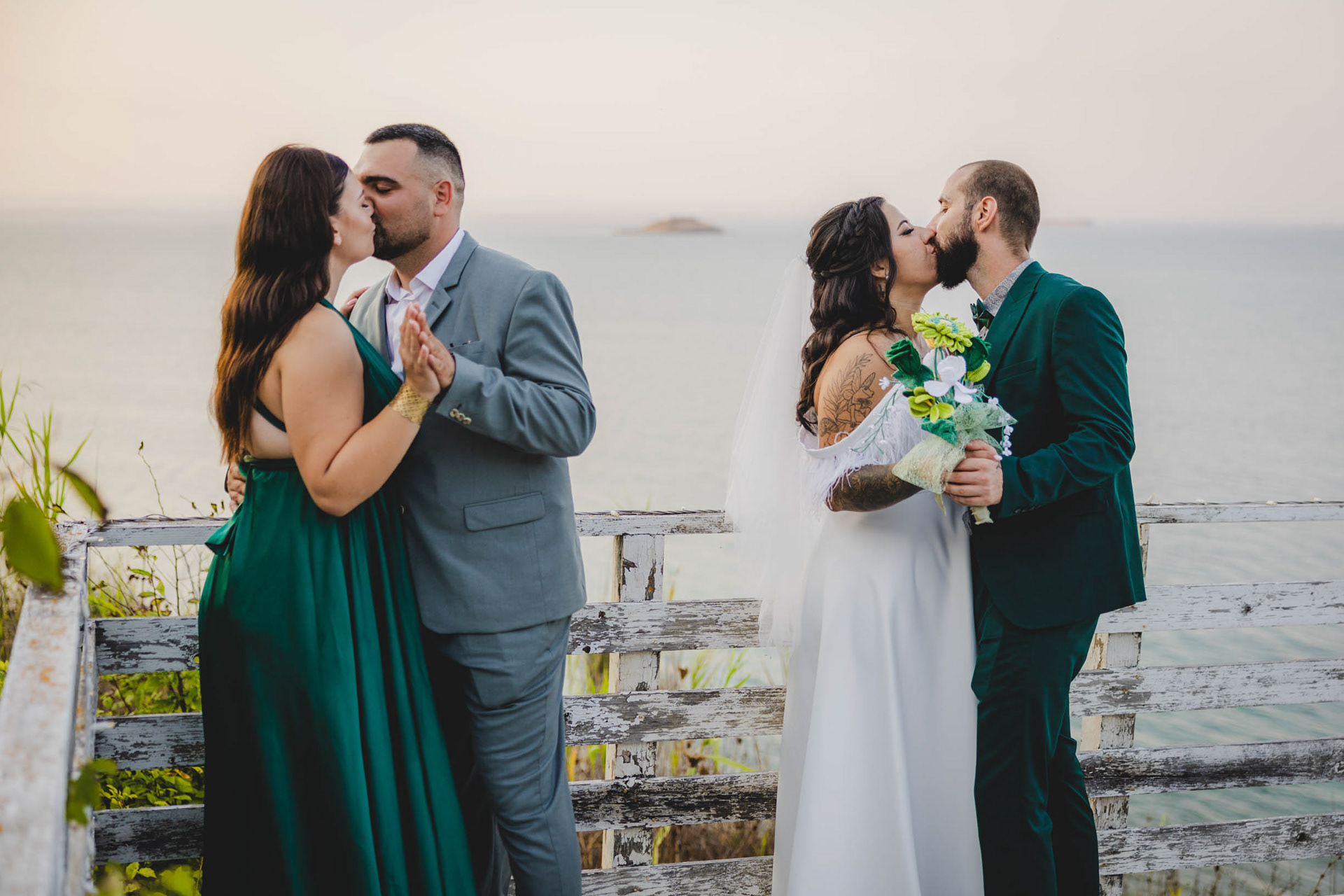 Кумове и младоженци танцуват в парк Росенец на фона на остров Св. Анастасия – сватбена фотография Бургас