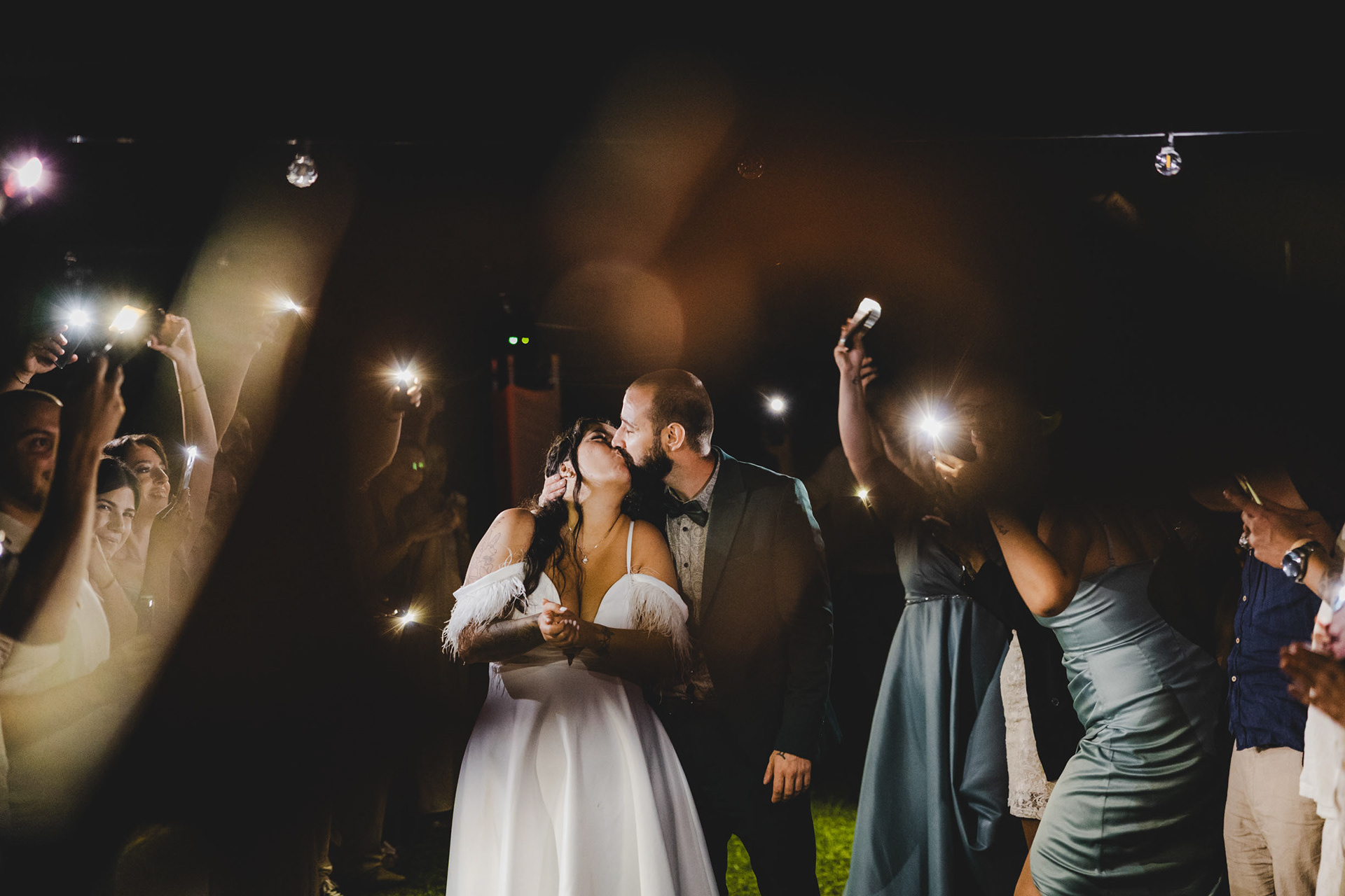 Артистичен нощен кадър на младоженци под звездите и изкуствено осветление в Бургас.