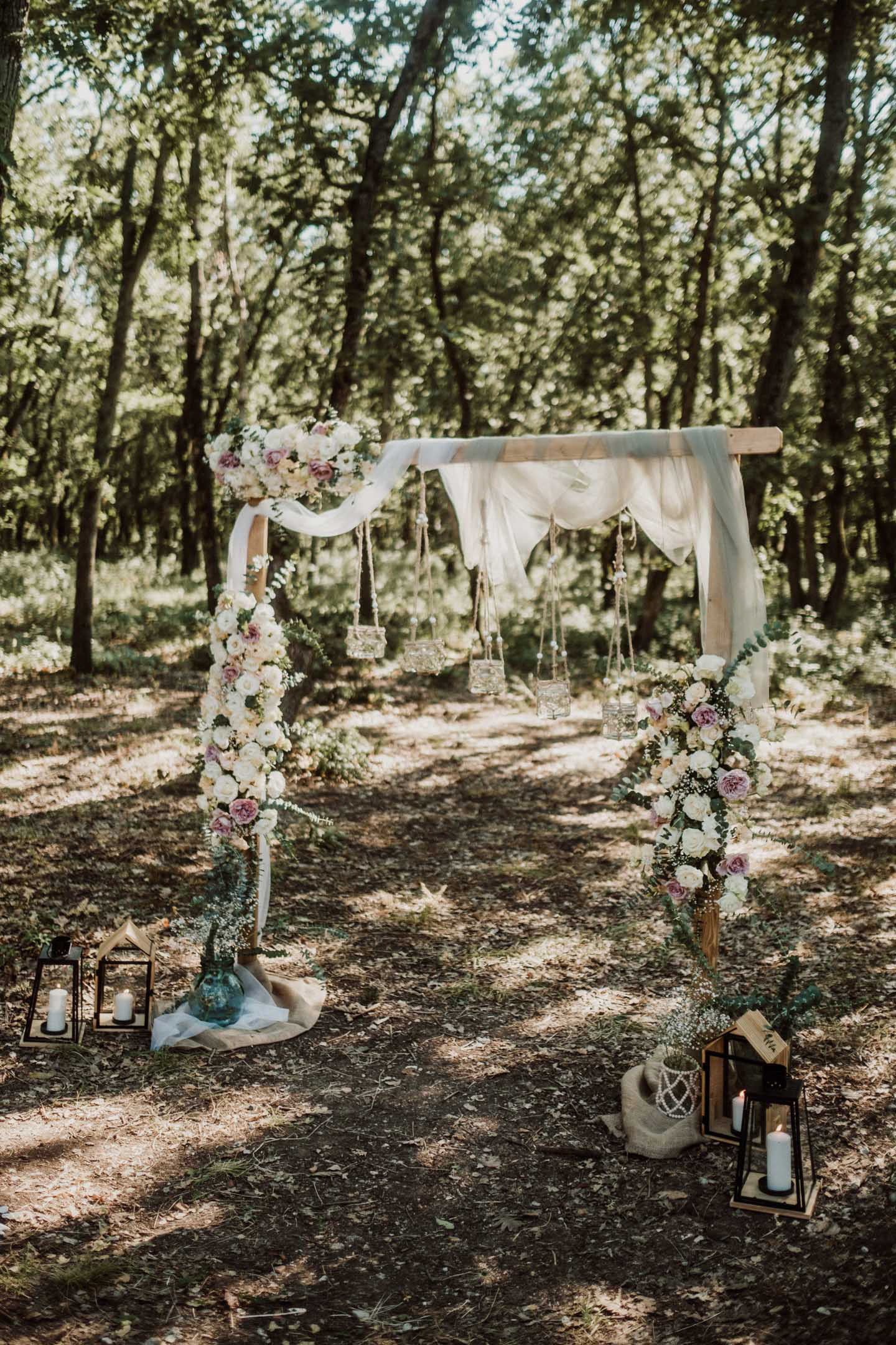 Правоъгълна сватбена арка за сватбен ритуал в горска сватба в планината.